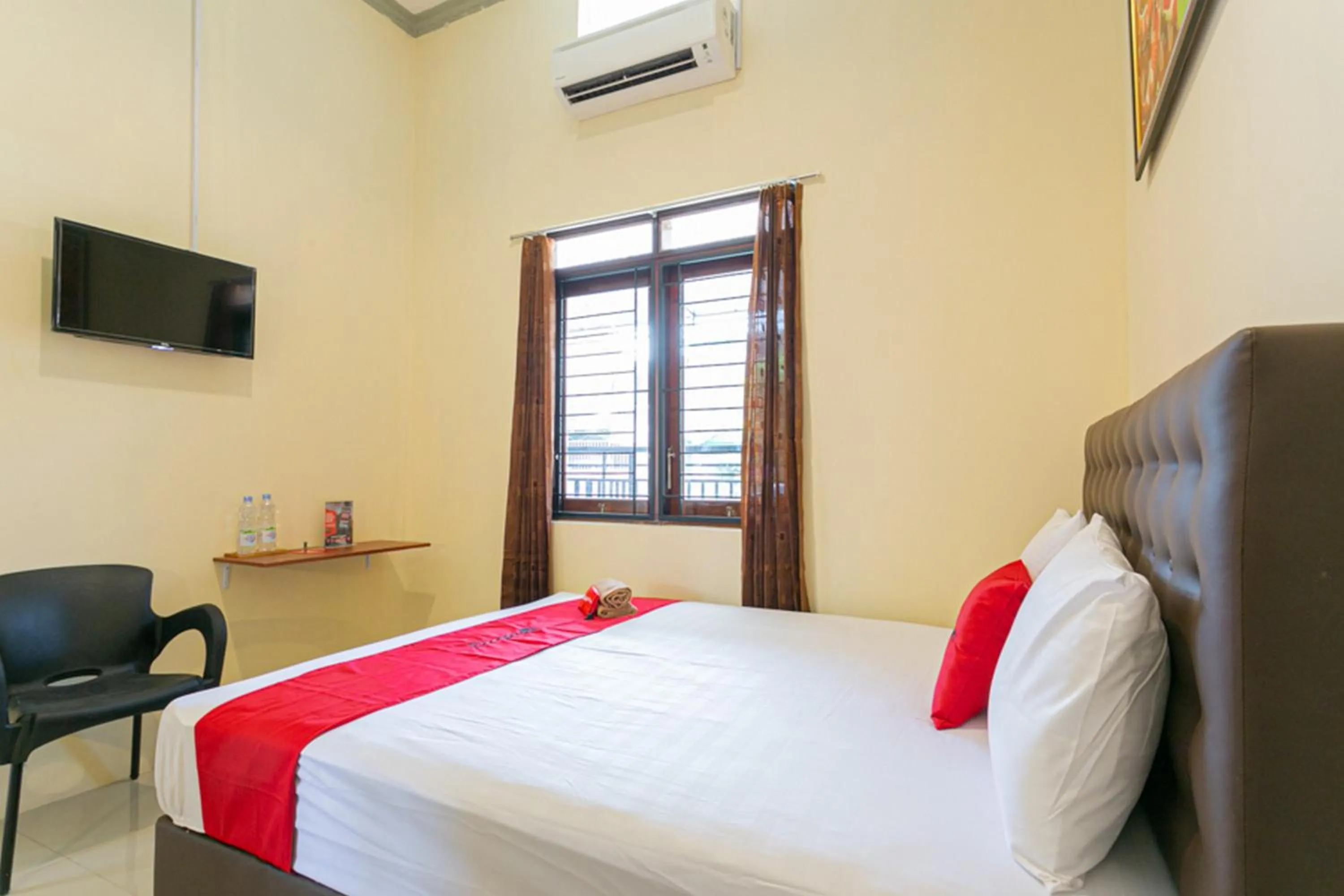 Bed in RedDoorz @ Hotel Surabaya Sumenep