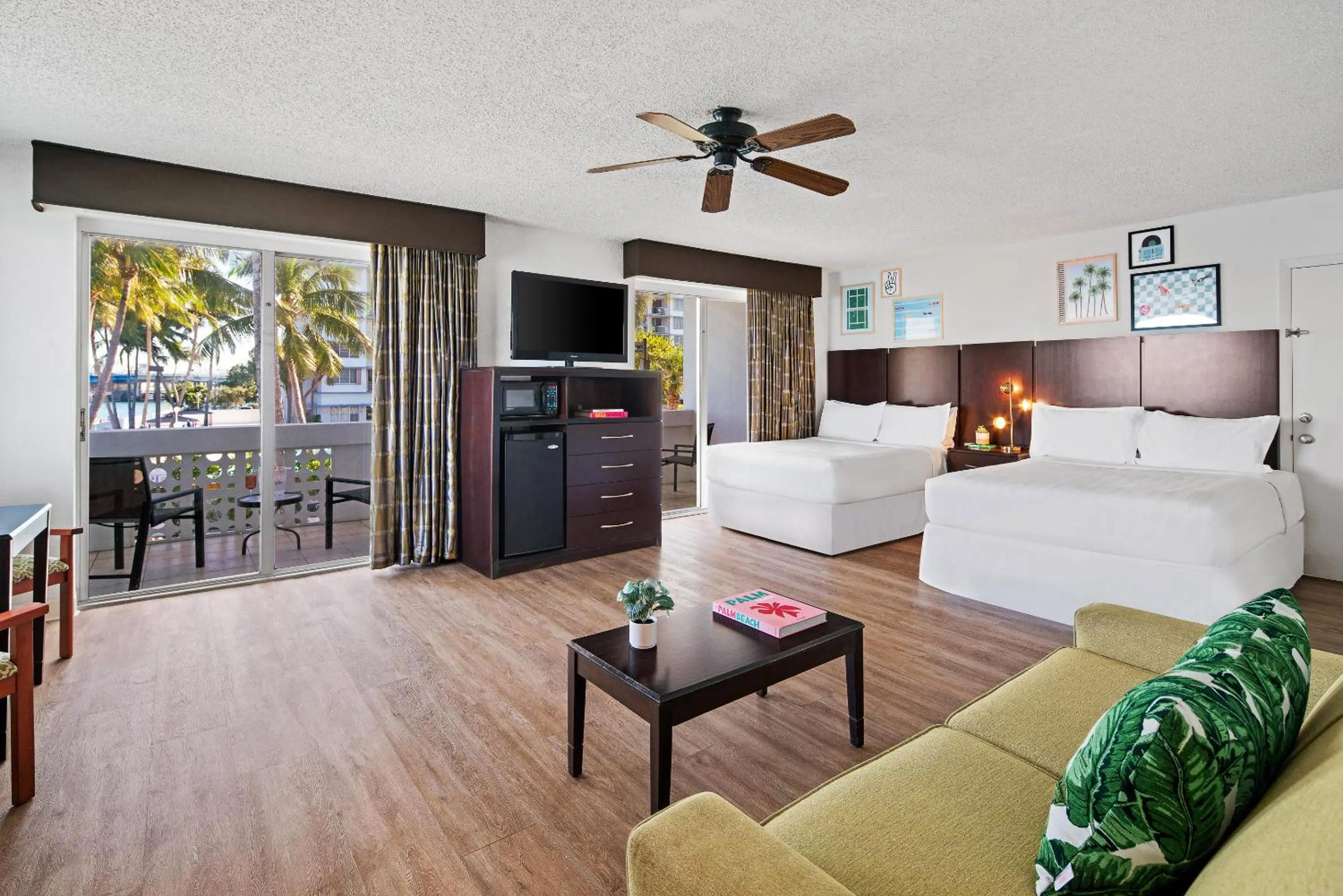 Bed in Palm Tree Club Miami