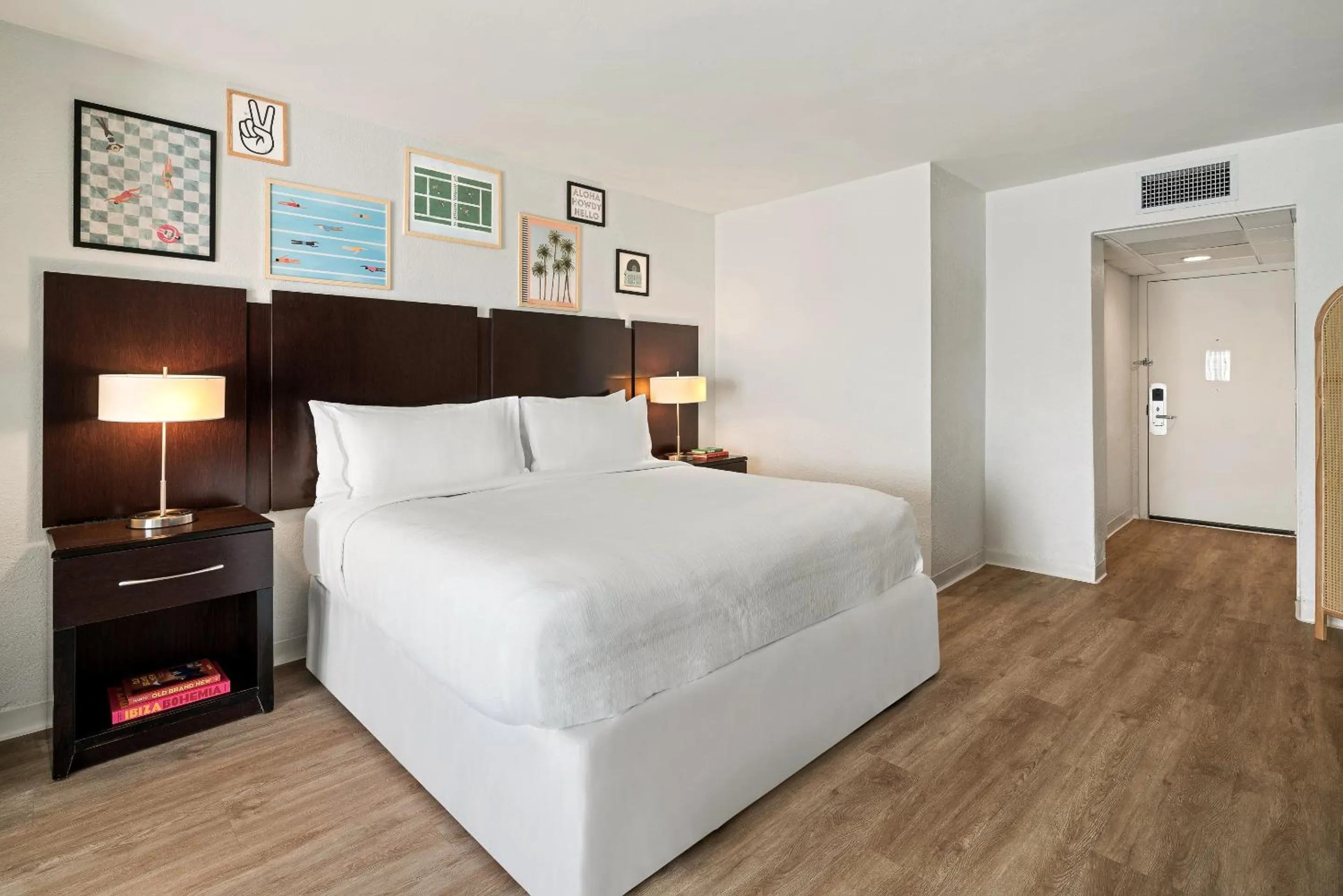 Bed in Palm Tree Club Miami