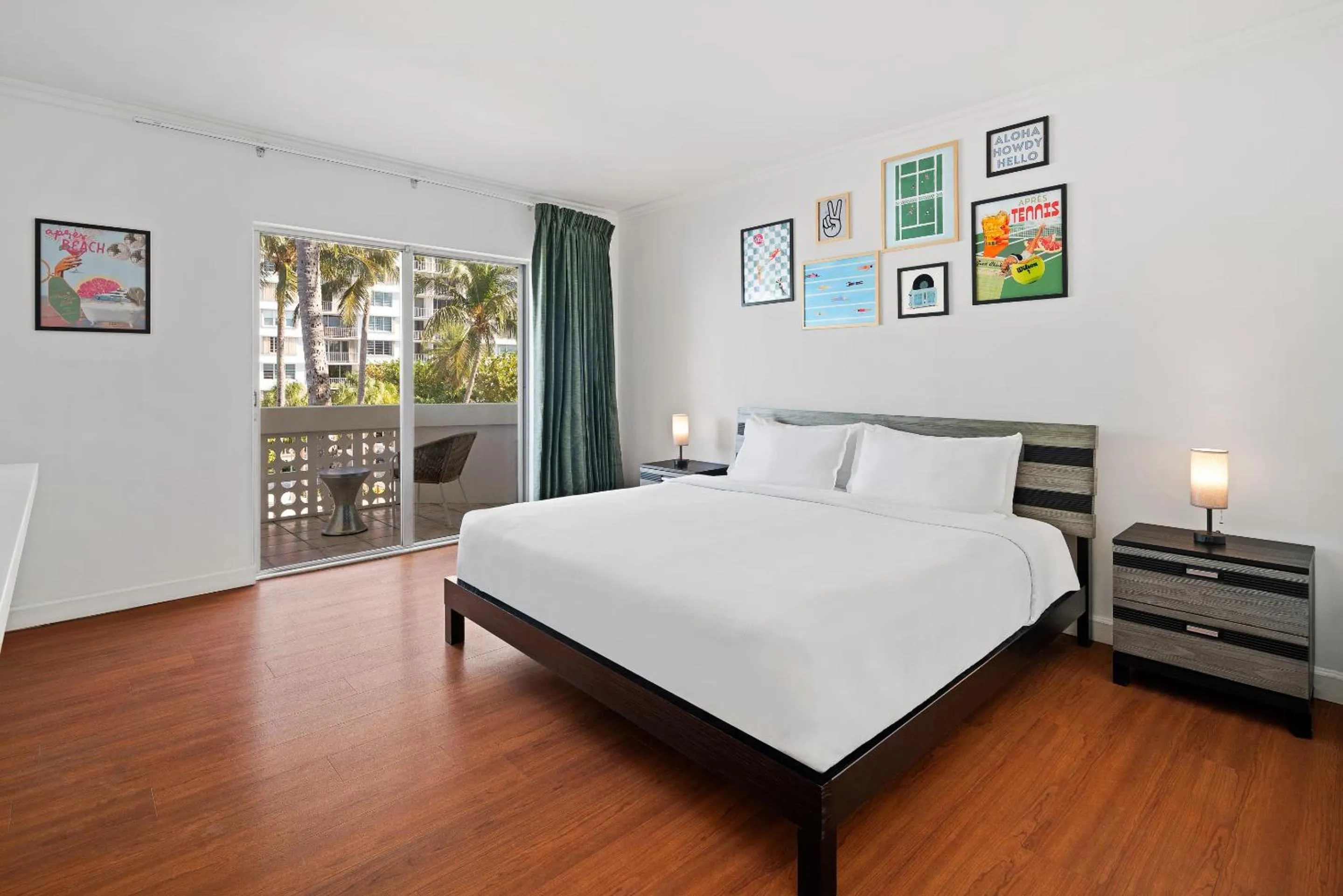 Bed in Palm Tree Club Miami