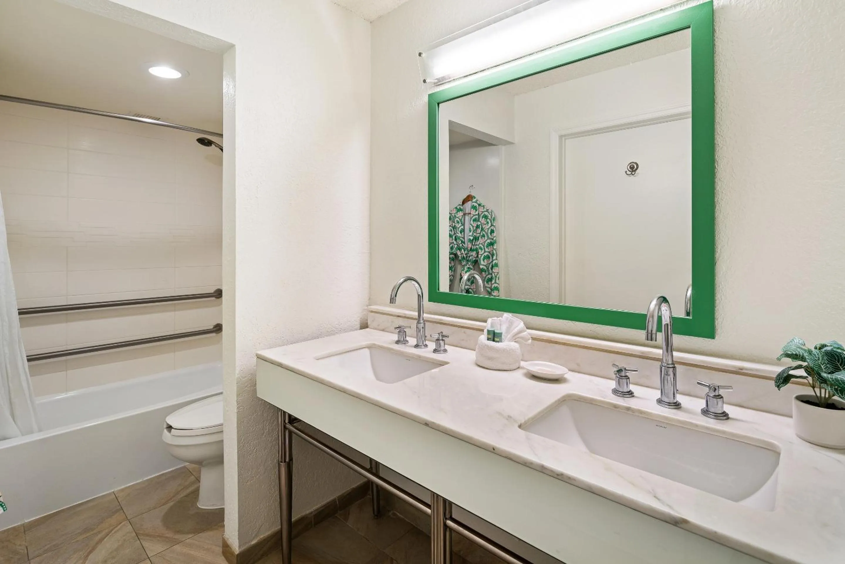 Toilet in Palm Tree Club Miami