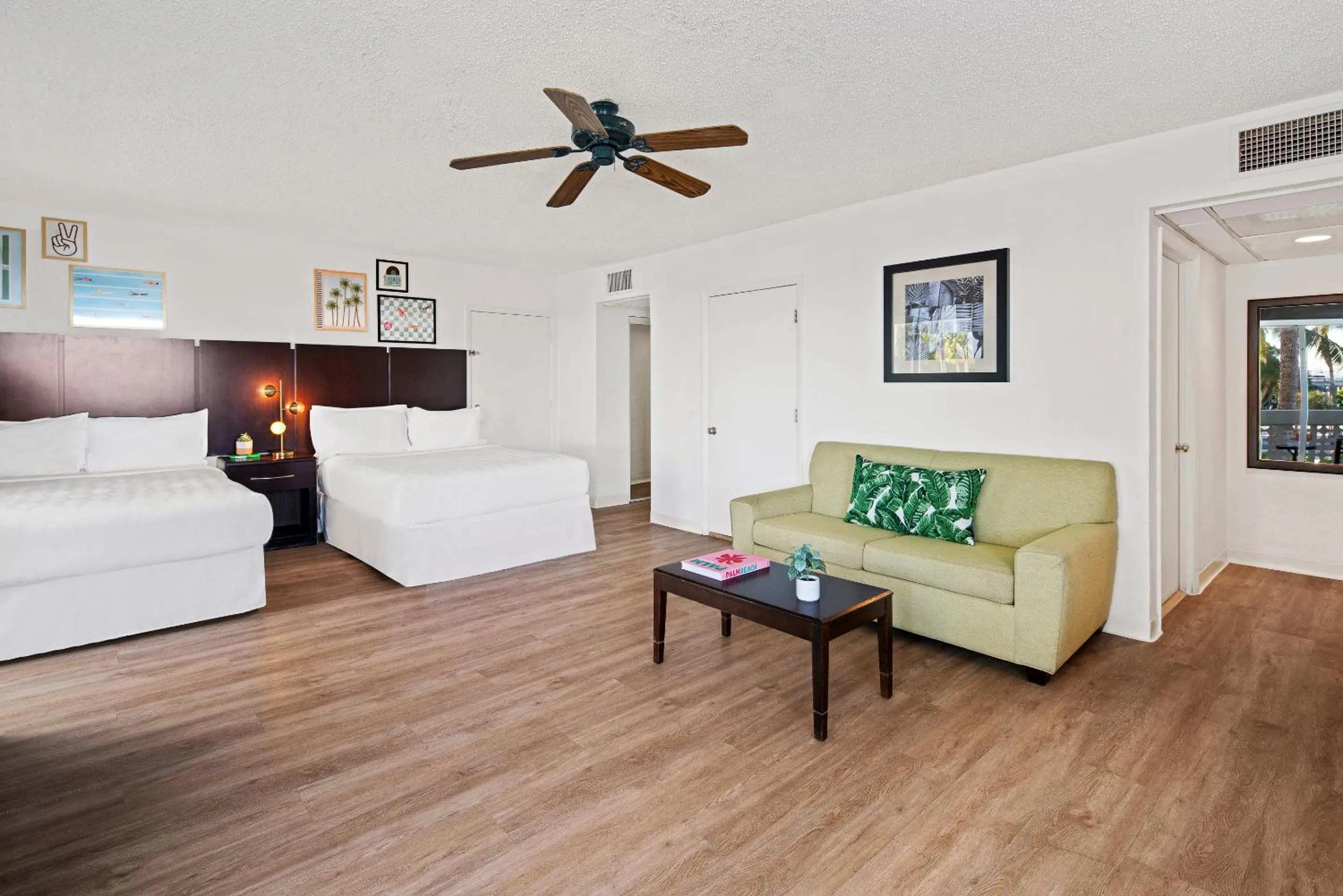 Bed in Palm Tree Club Miami