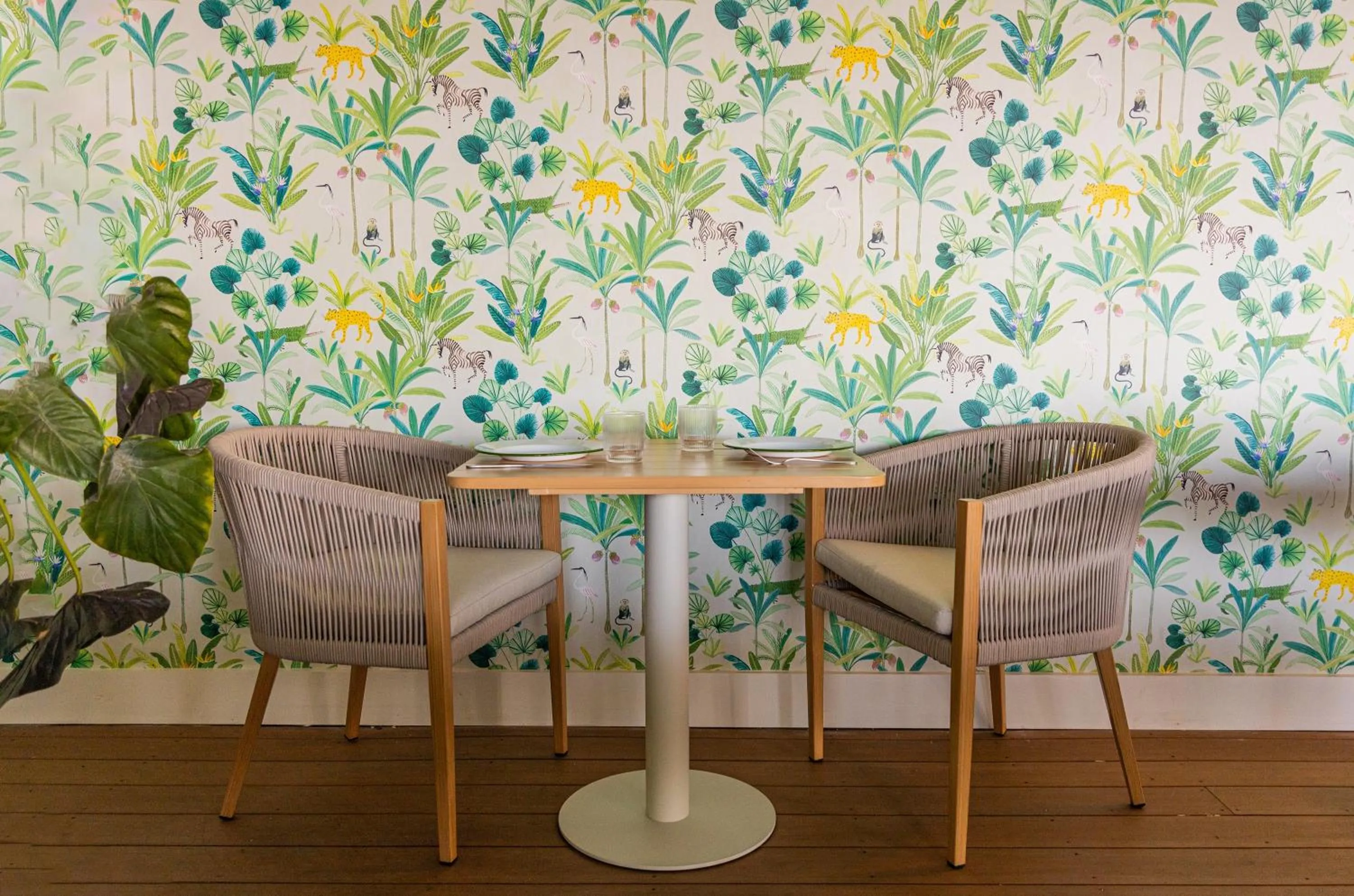 Restaurant/places to eat in Palm Tree Club Miami