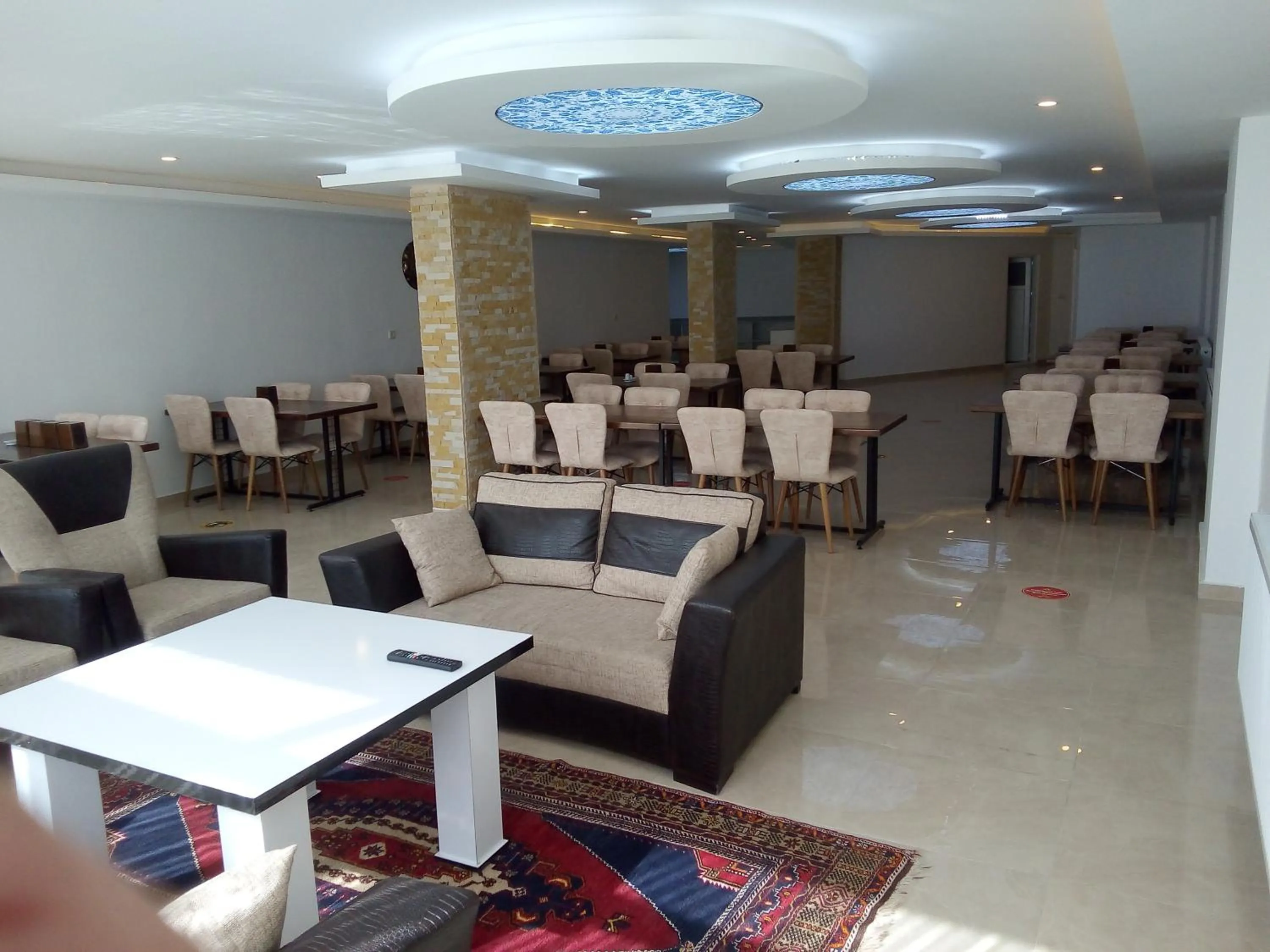 Restaurant/places to eat in Asmir Suites Hotel