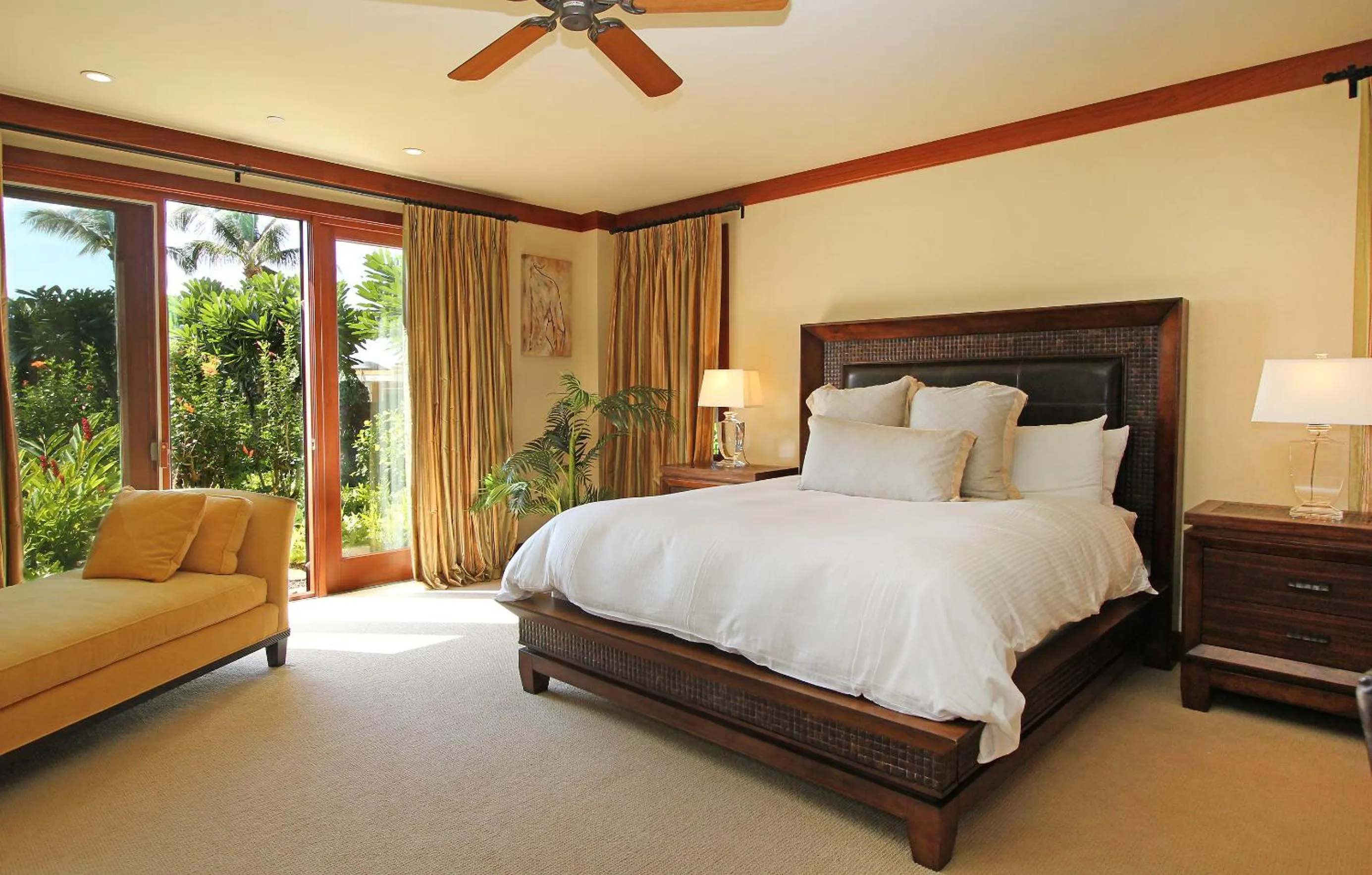 Bed in Wailea Beach Villas