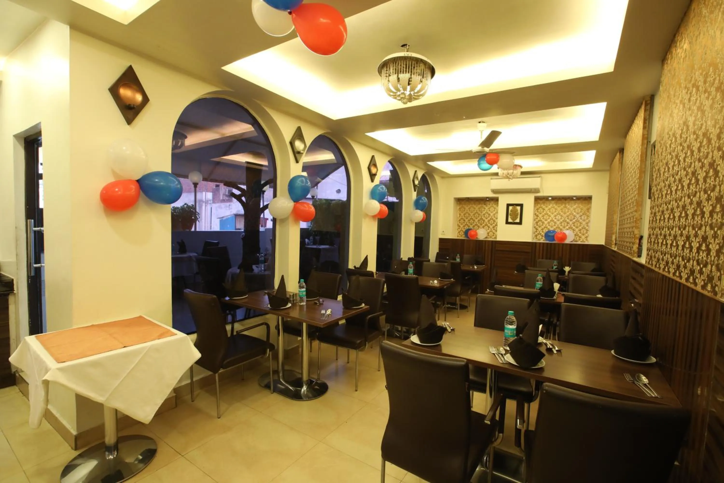 Restaurant/places to eat in HOTEL SURYA INTERNATIONAL