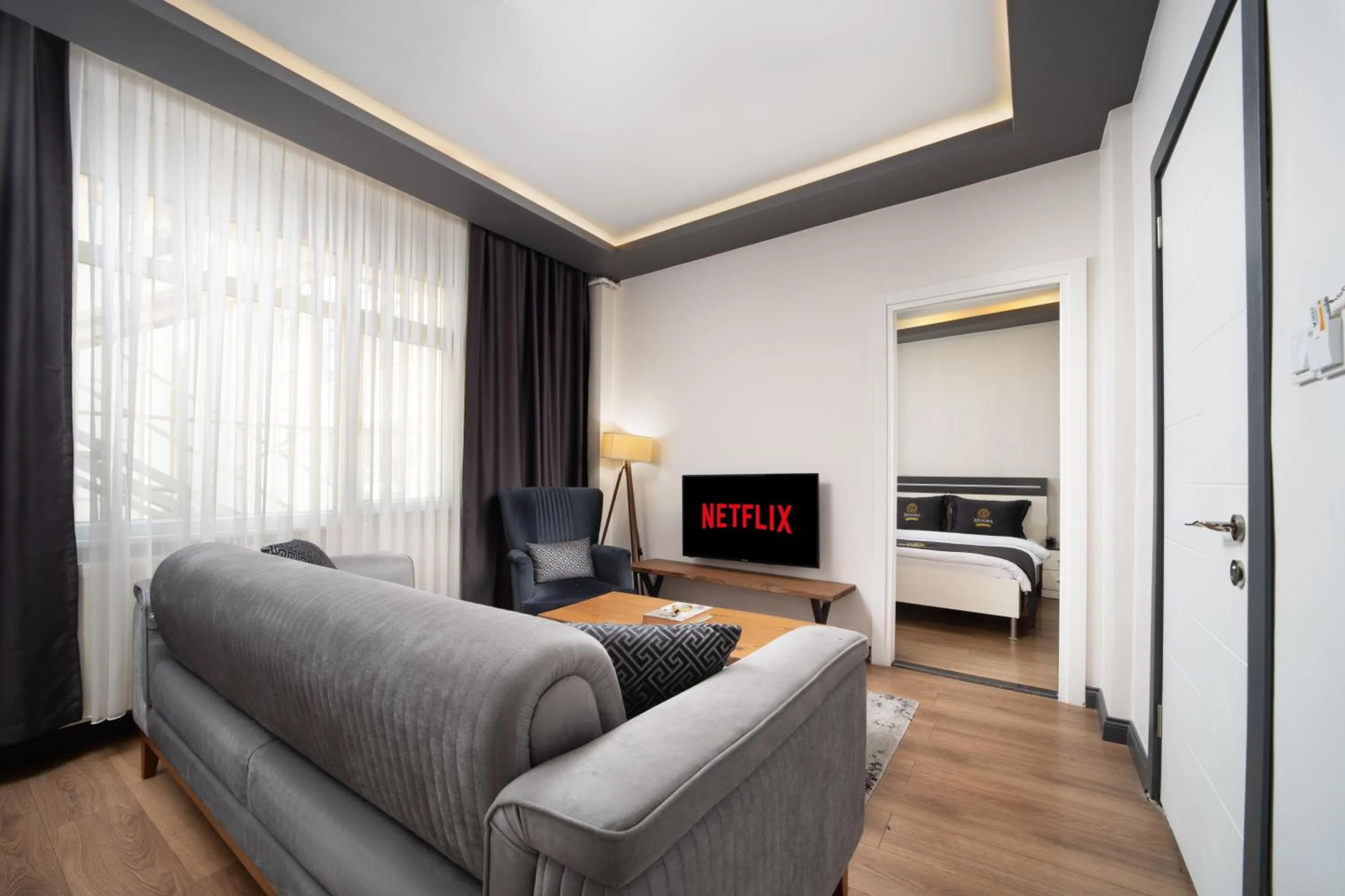 Communal lounge/ TV room, Bed in Bakırköy Zeugma Suit Otel