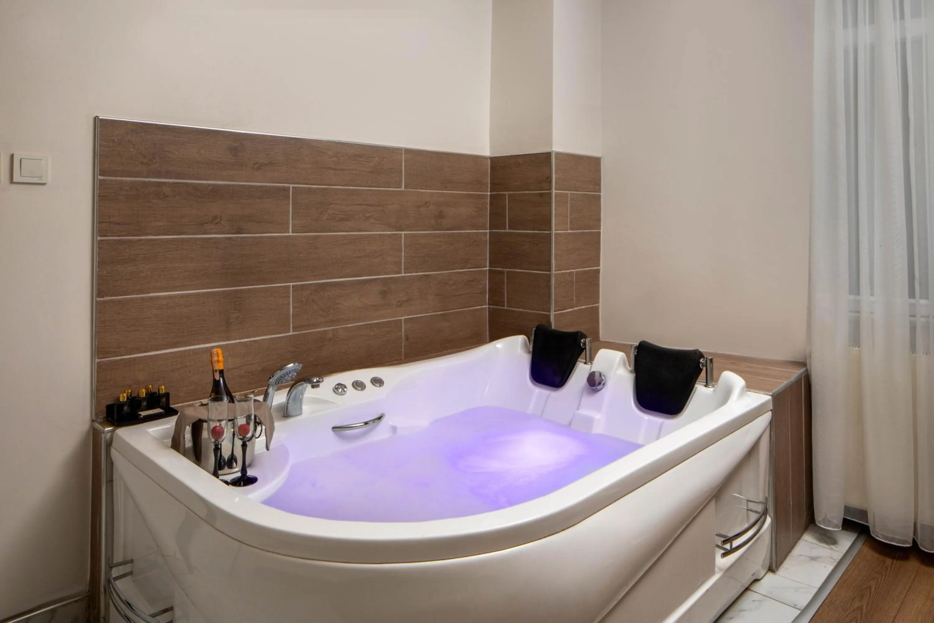 Photo of the whole room in Bakırköy Zeugma Suit Otel