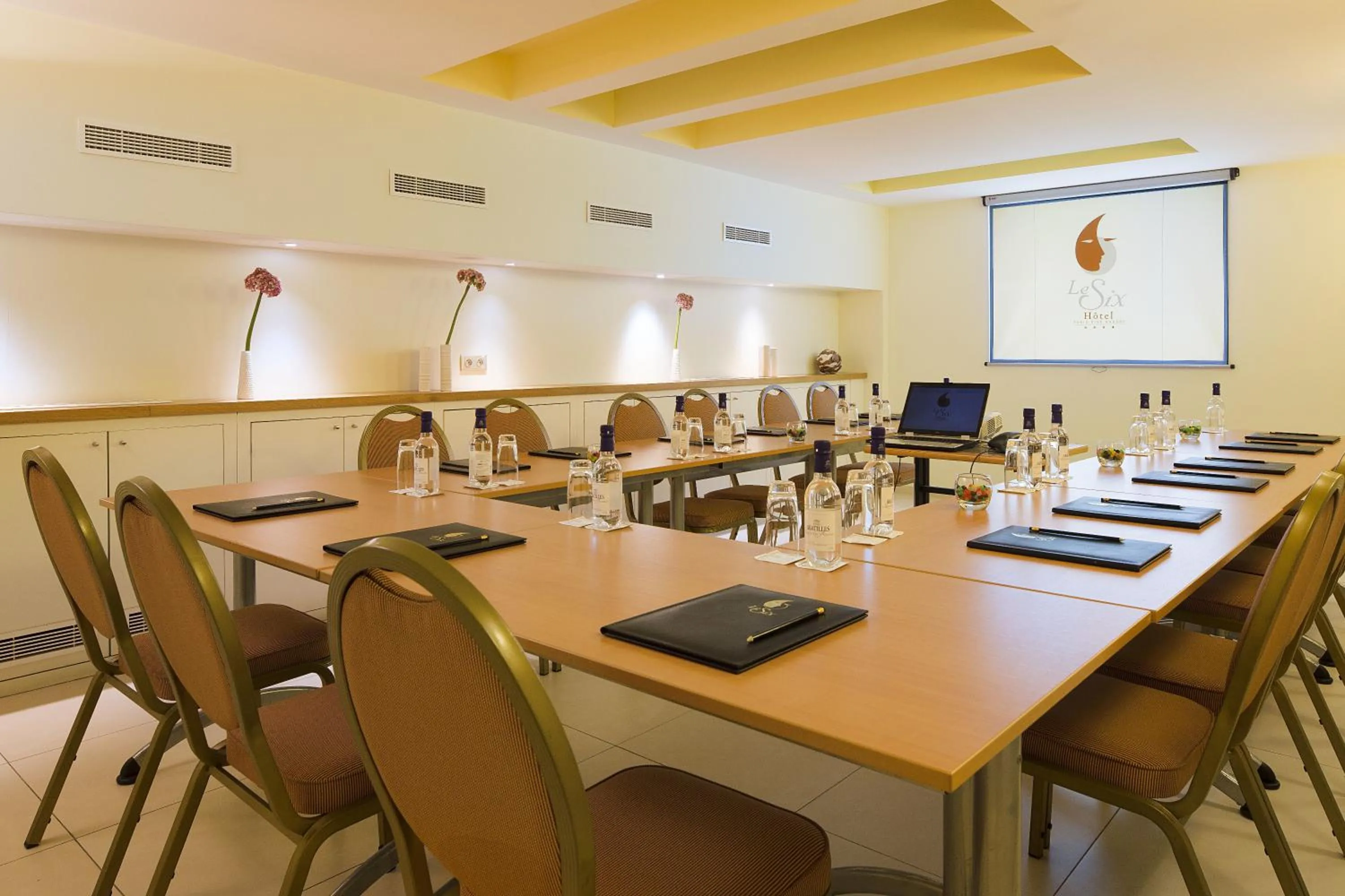 Business facilities in Hotel Le Six