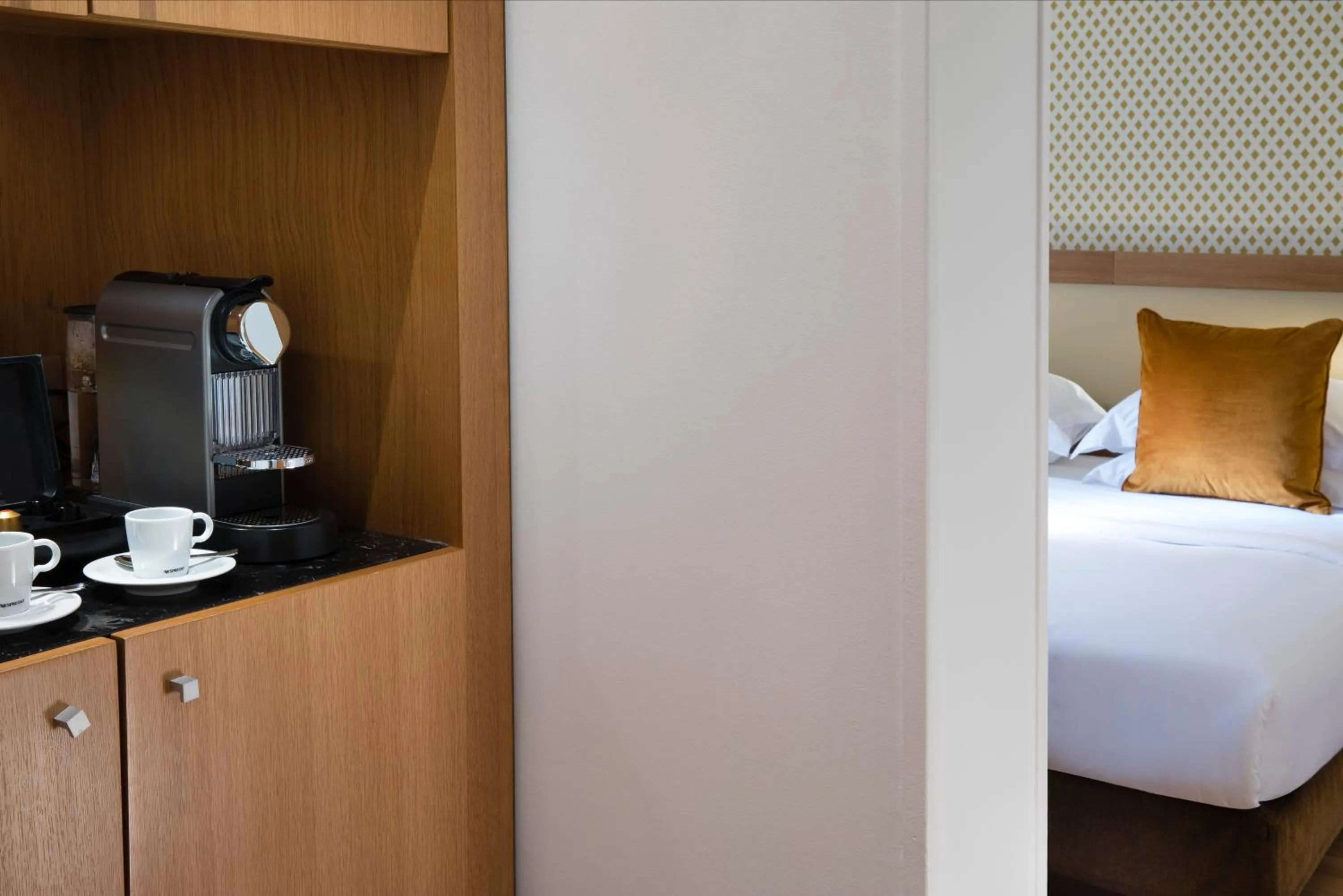 Coffee/tea facilities, Bed in Hotel Le Six