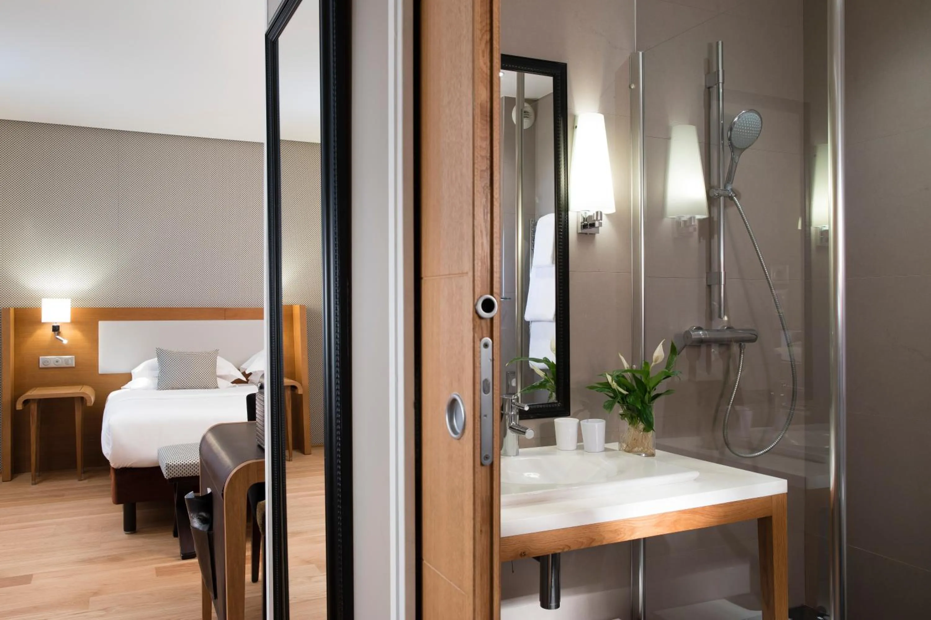 Photo of the whole room, Bed in Hotel Le Six