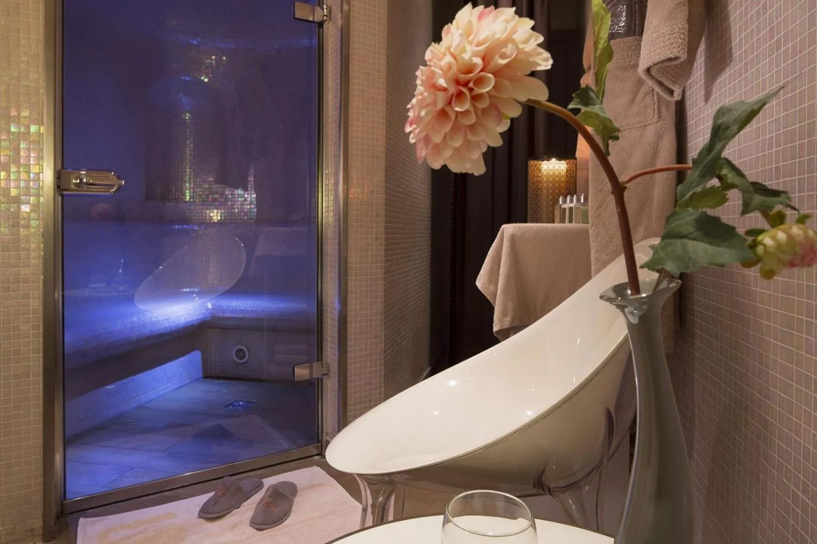 Steam room in Hotel Le Six