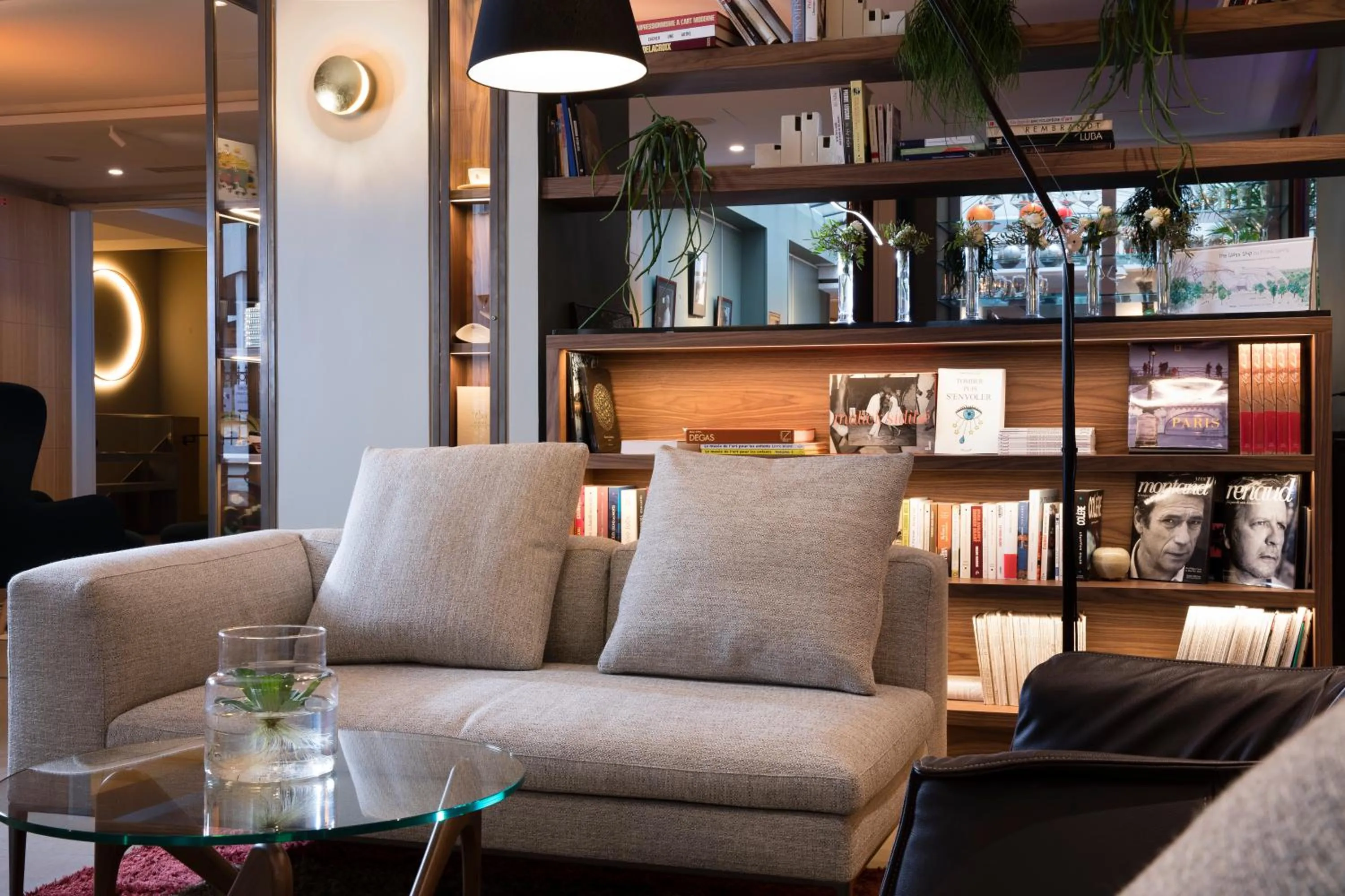 Library in Hotel Le Six