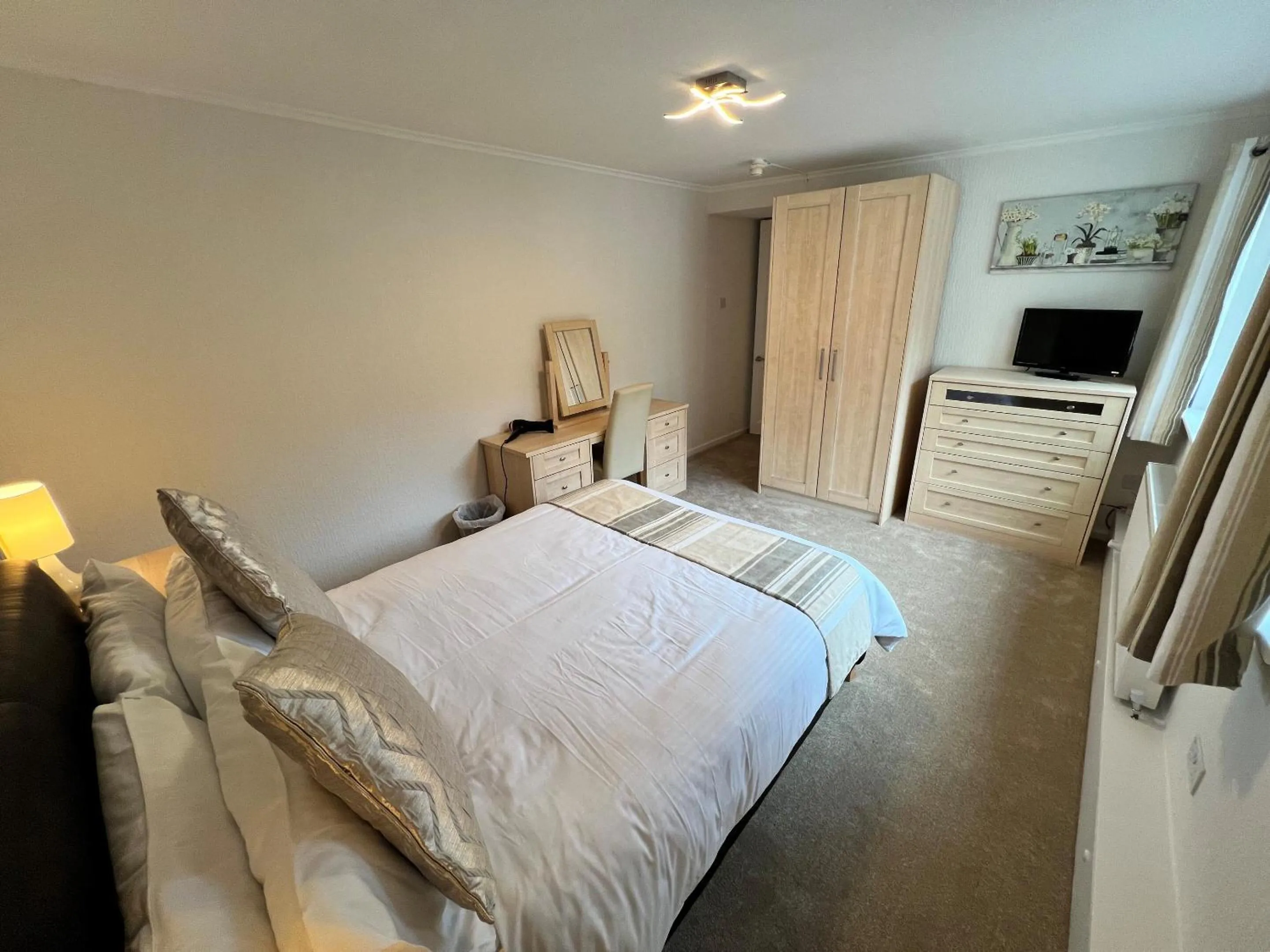 Bedroom, Bed in Rossal House Apartments, Inverness, Highlands