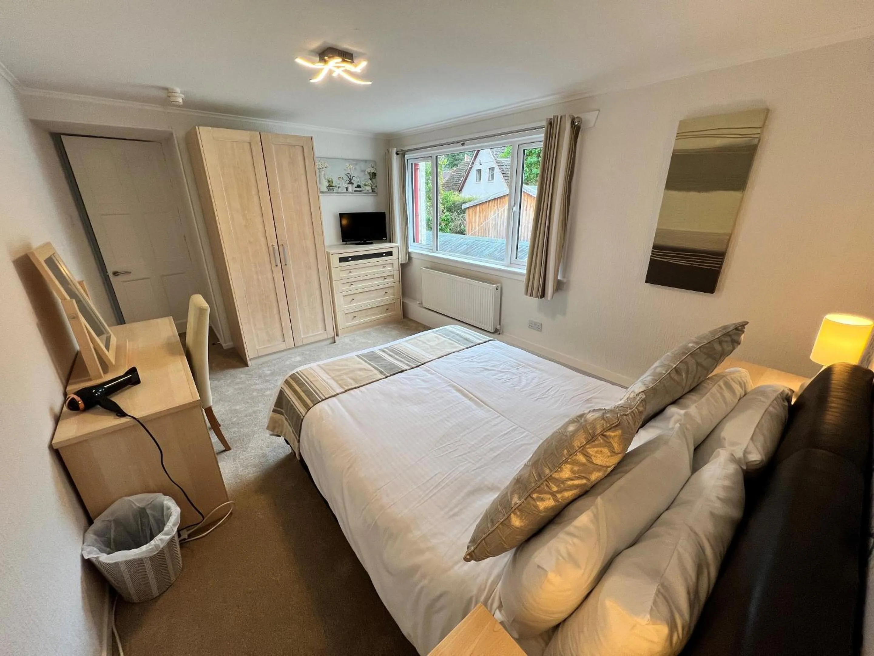 Bedroom, Bed in Rossal House Apartments, Inverness, Highlands