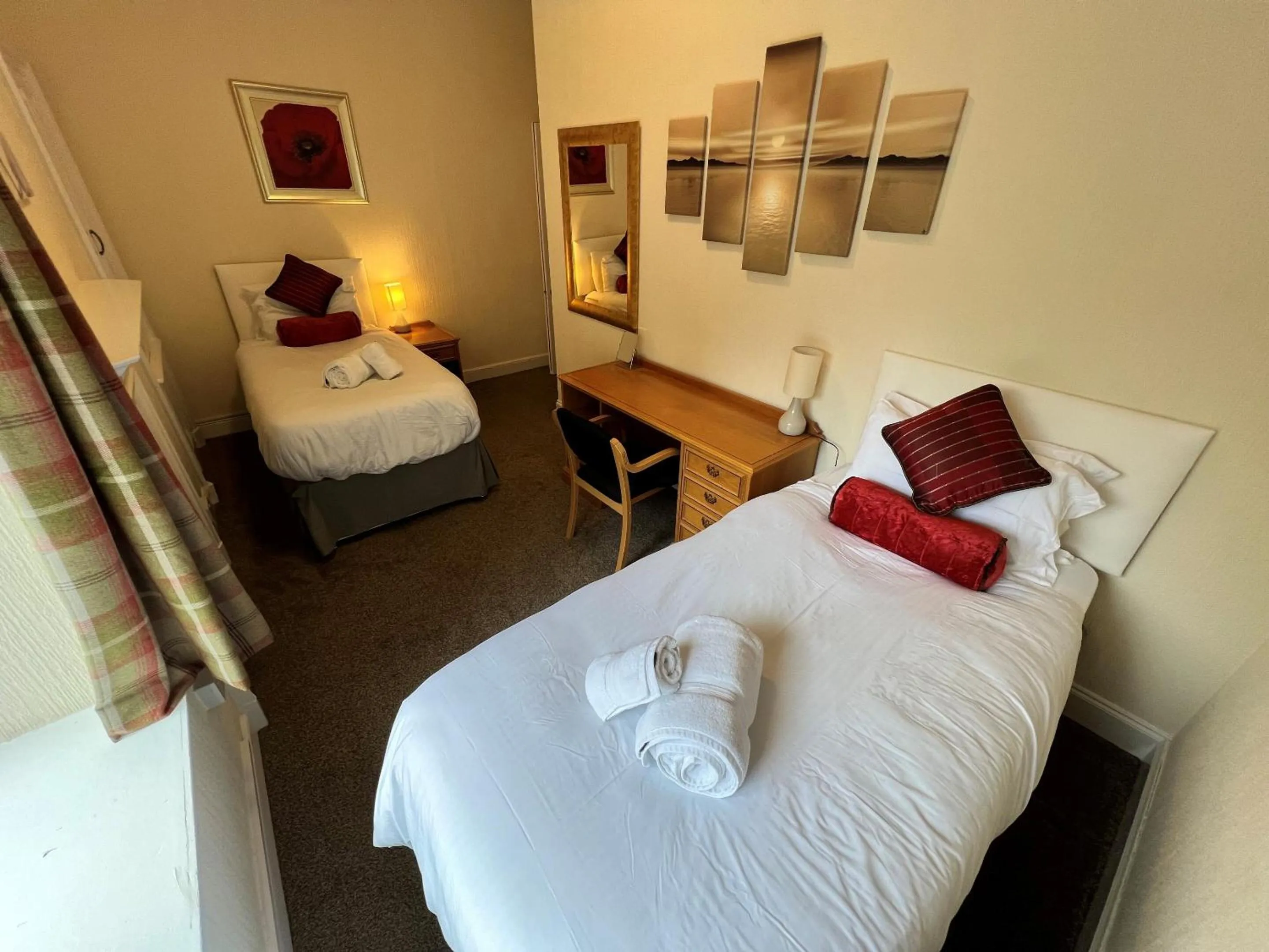 Bedroom, Bed in Rossal House Apartments, Inverness, Highlands