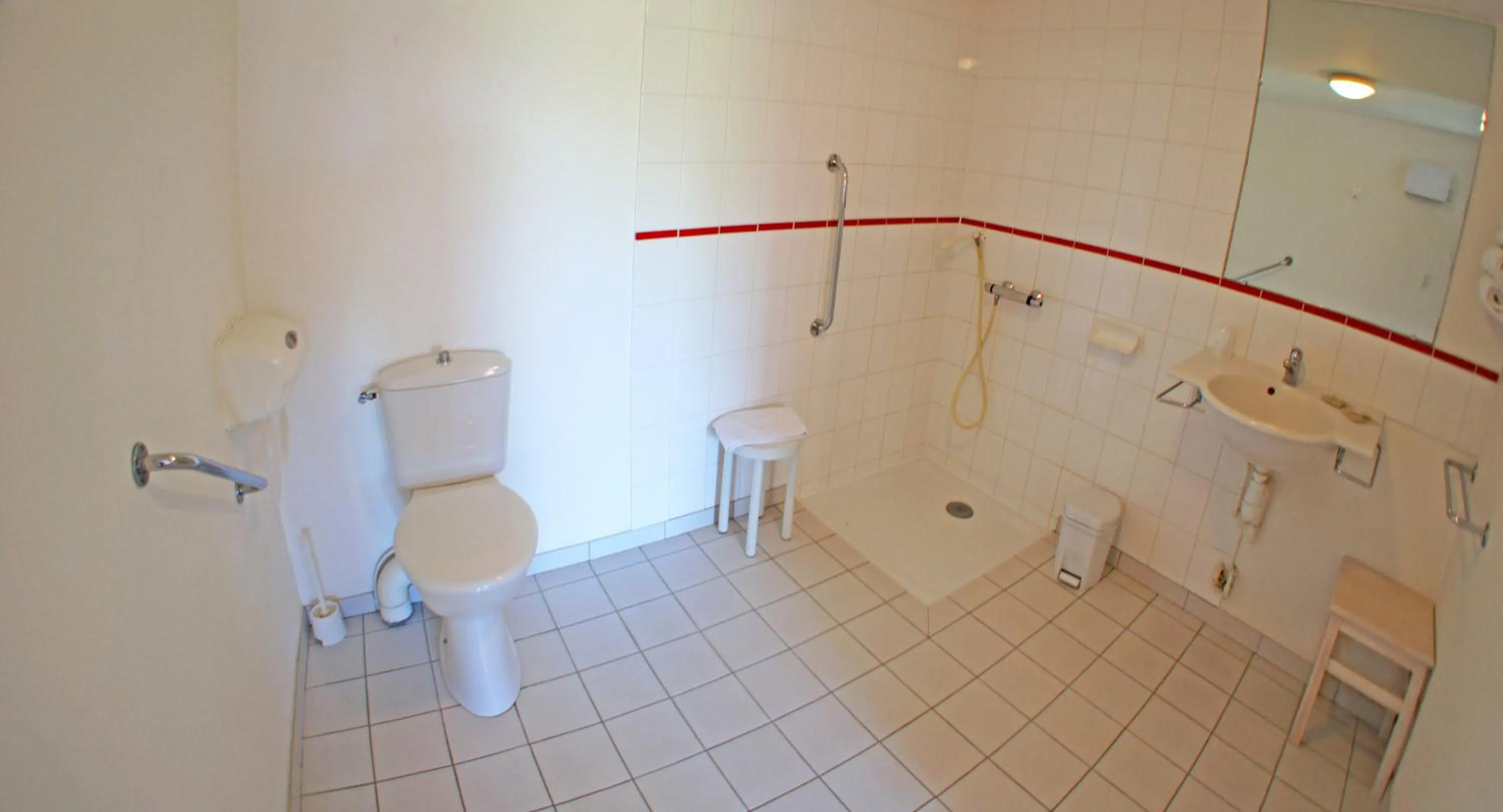 Bathroom in Hôtel de la baie de Paimpol