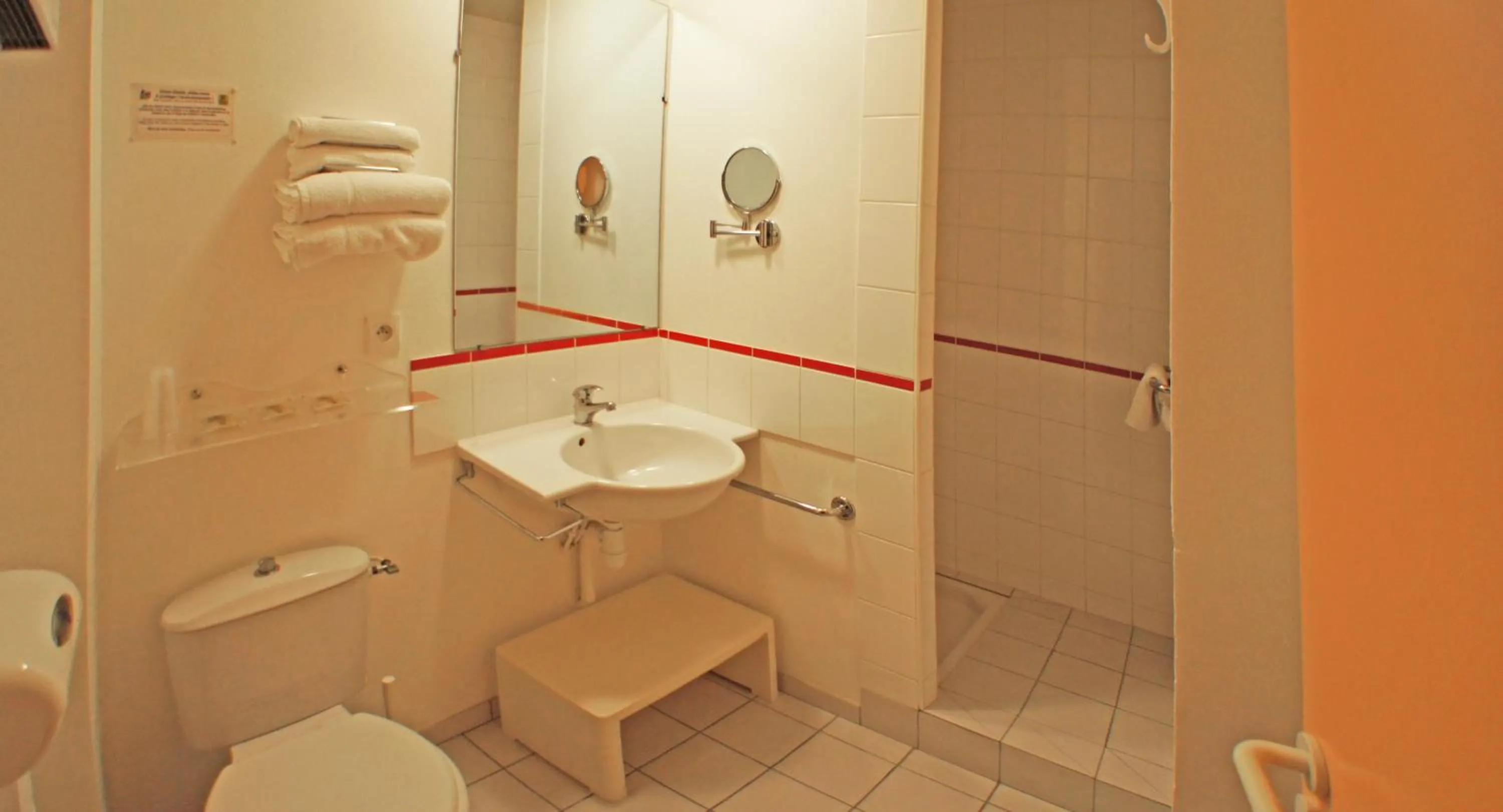 Bathroom in Hôtel de la baie de Paimpol