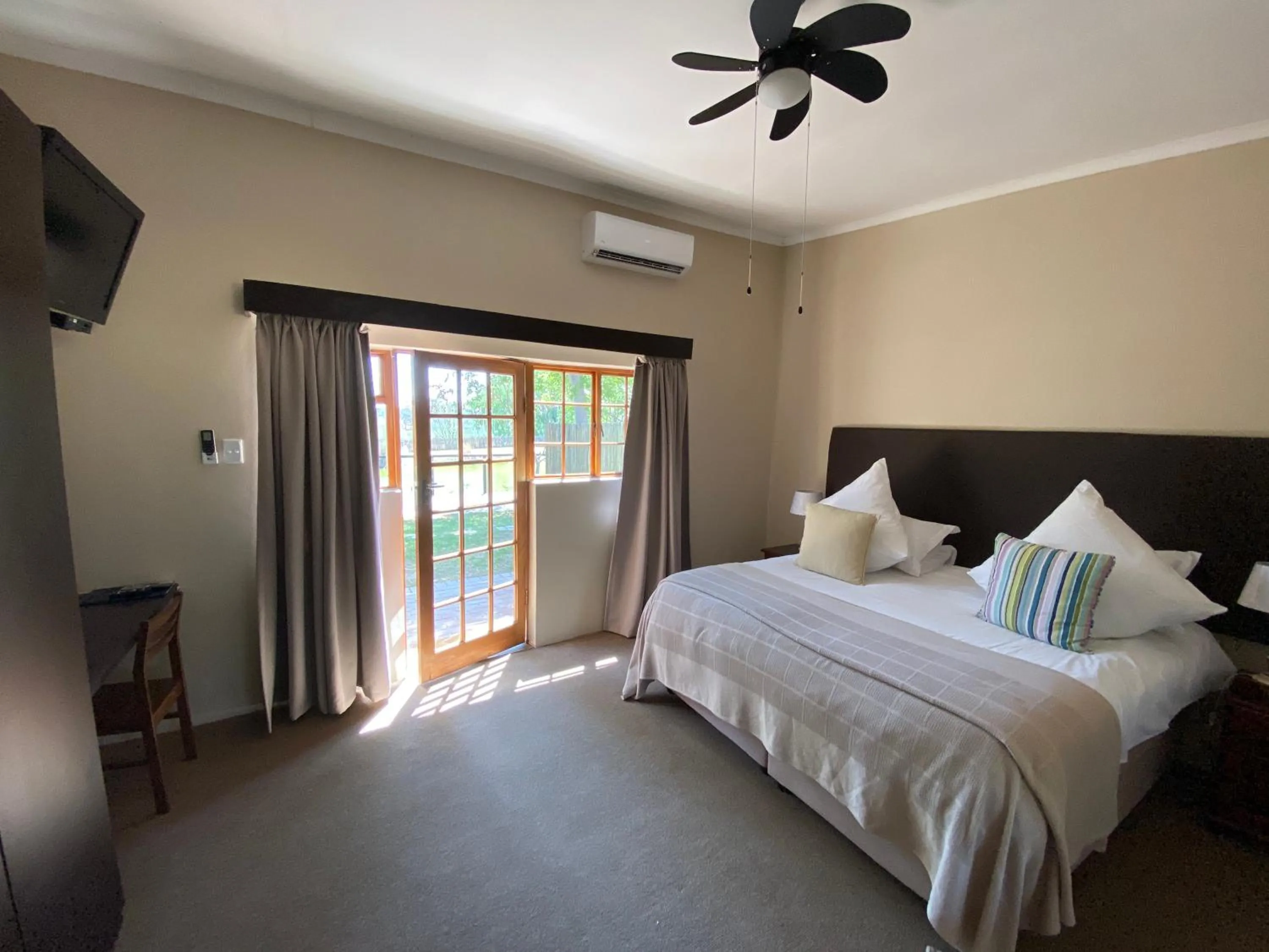Bedroom, Bed in Lanseria Country Estate