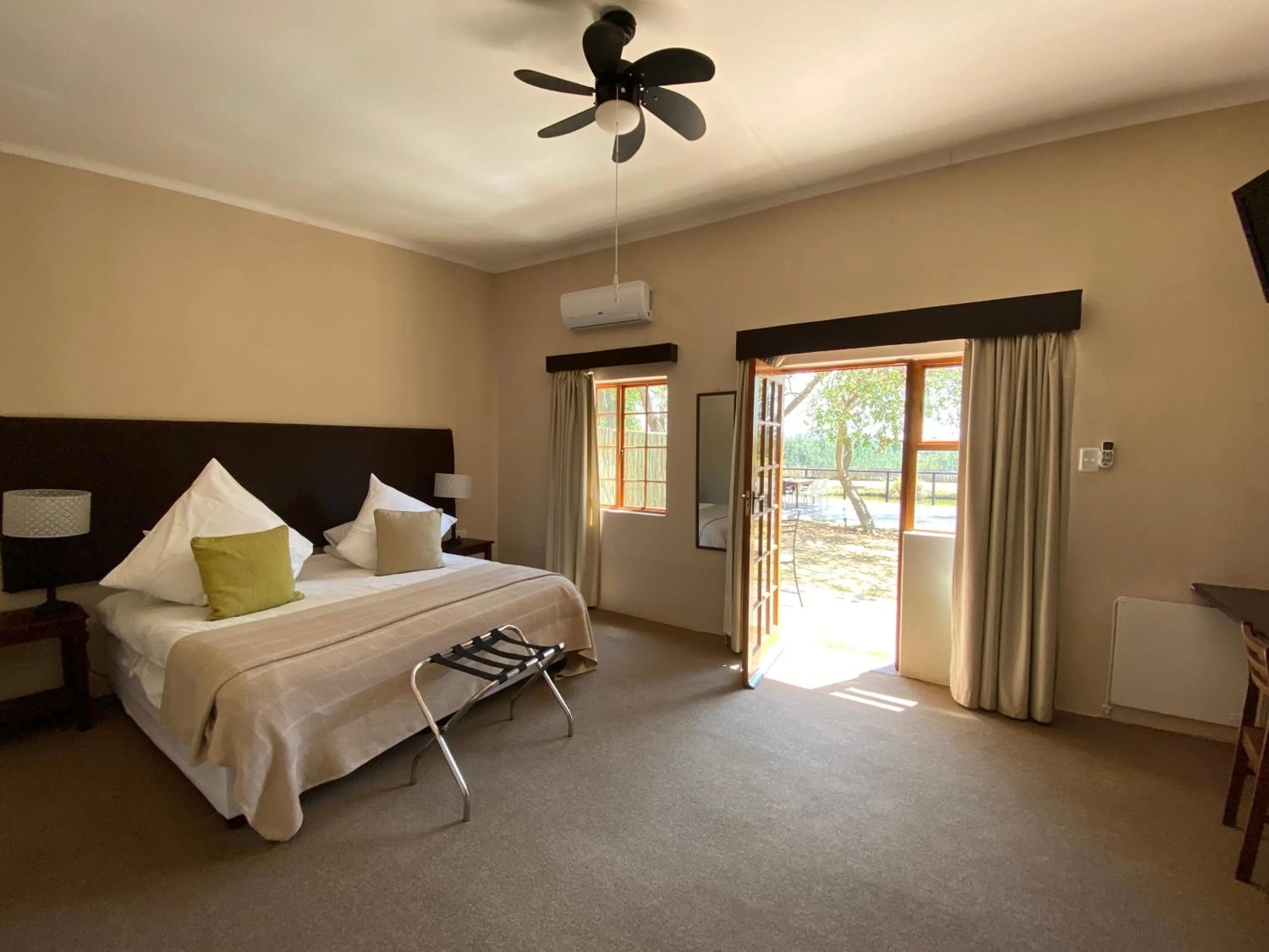 Bedroom, Bed in Lanseria Country Estate