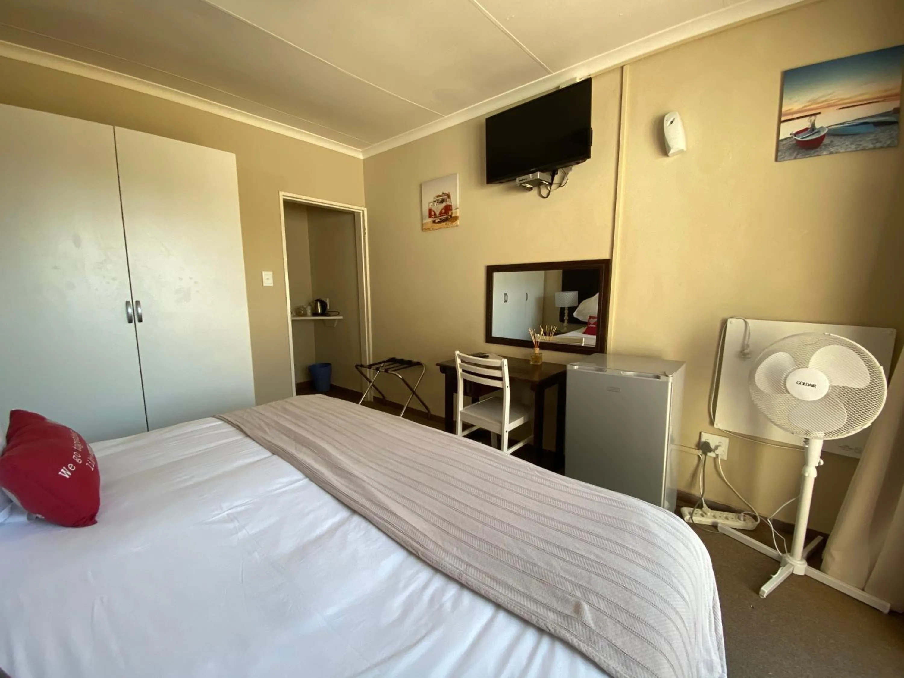 TV and multimedia, Bed in Lanseria Country Estate