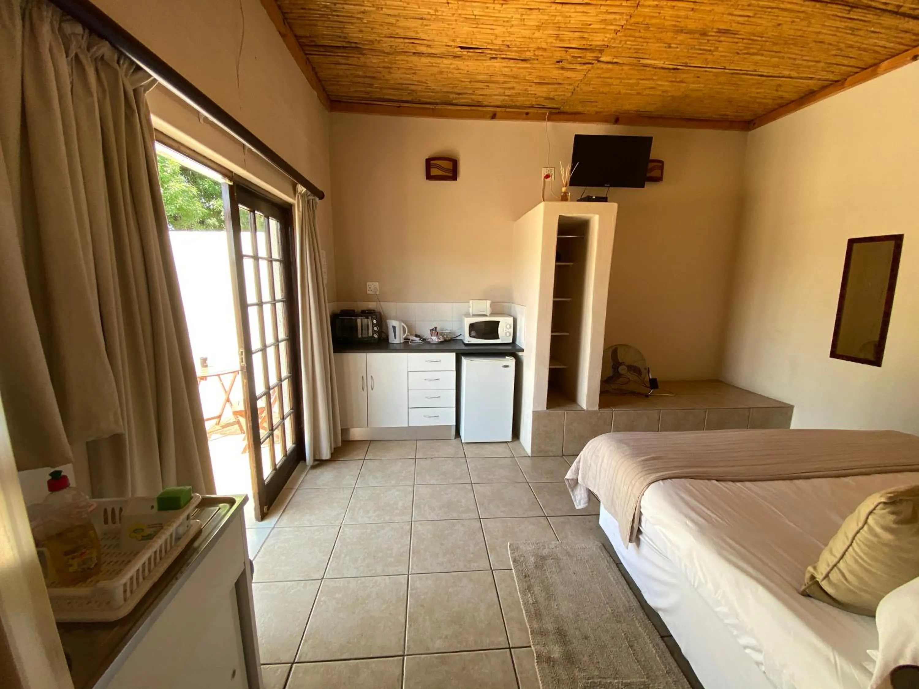 Coffee/tea facilities, Bed in Lanseria Country Estate