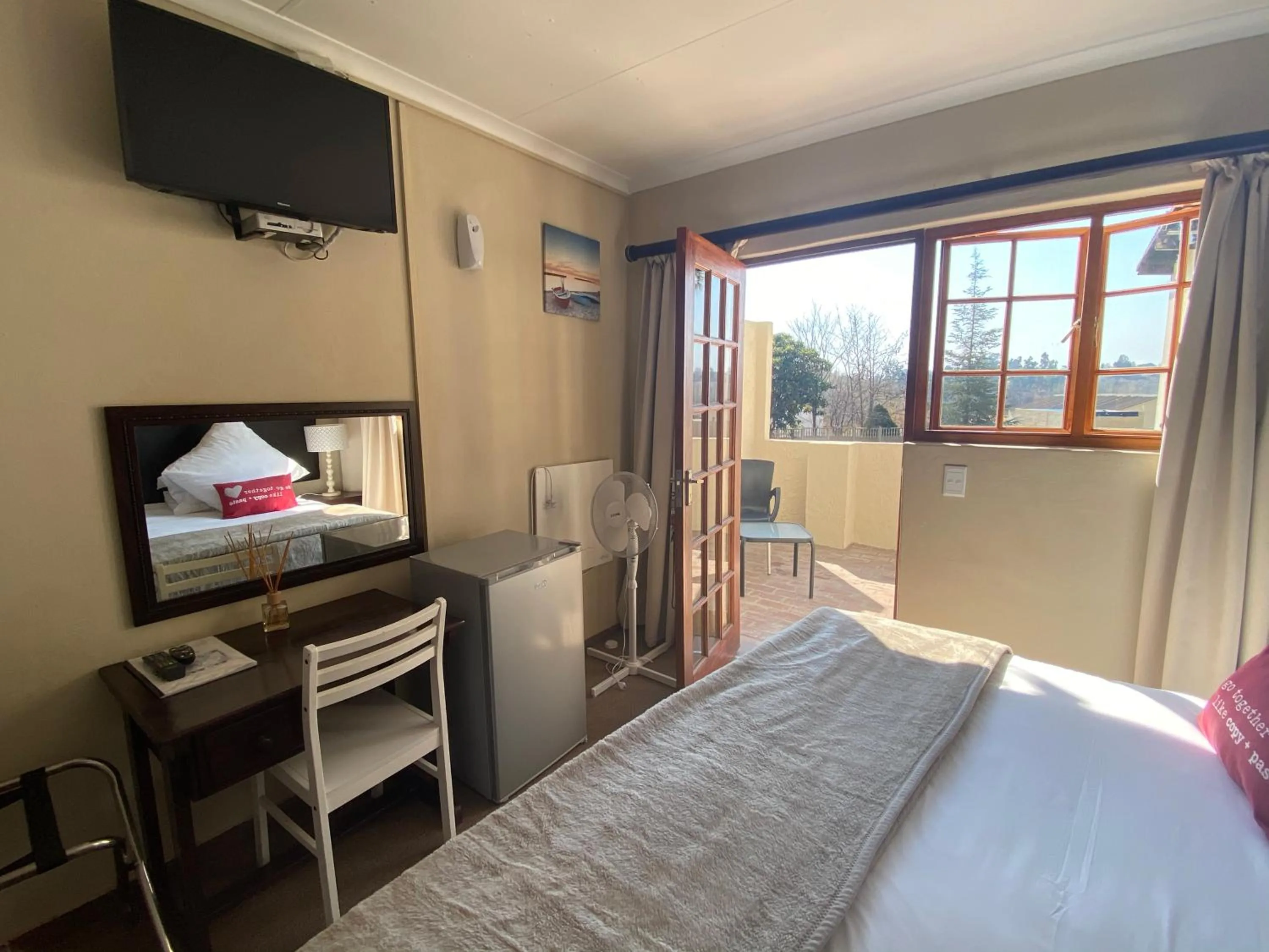 Bedroom, Bed in Lanseria Country Estate