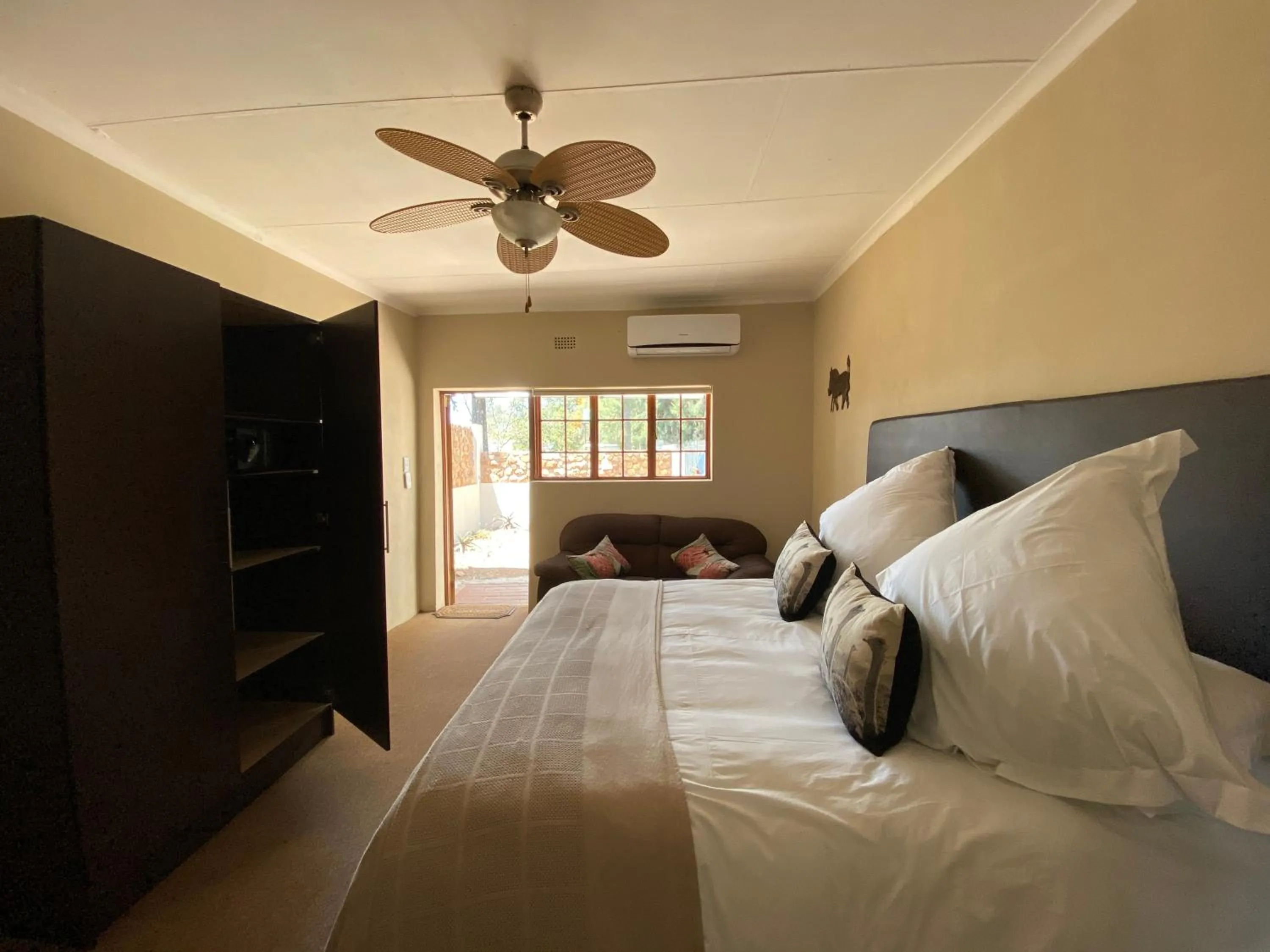 Bedroom, Bed in Lanseria Country Estate