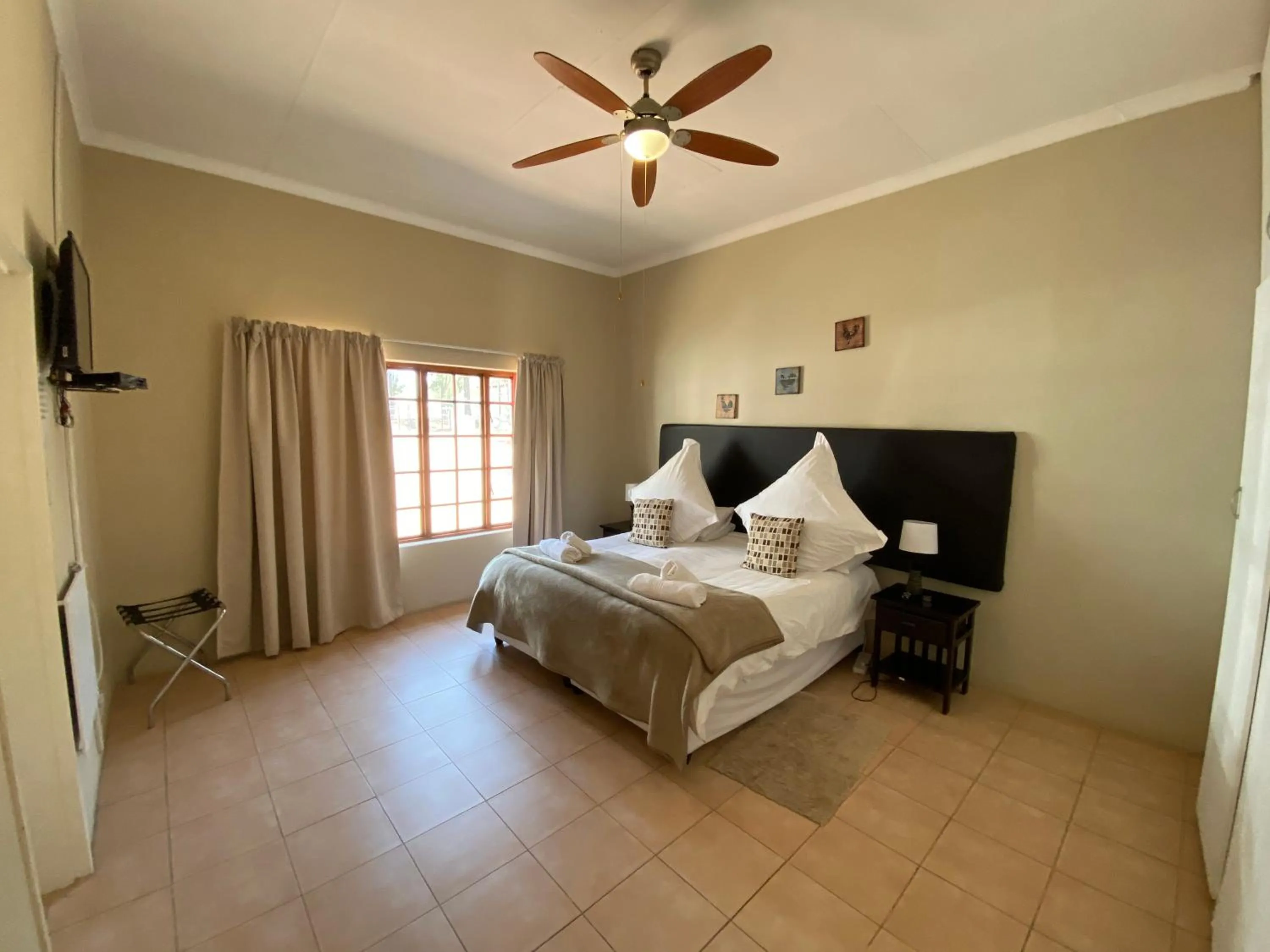 Bedroom, Bed in Lanseria Country Estate