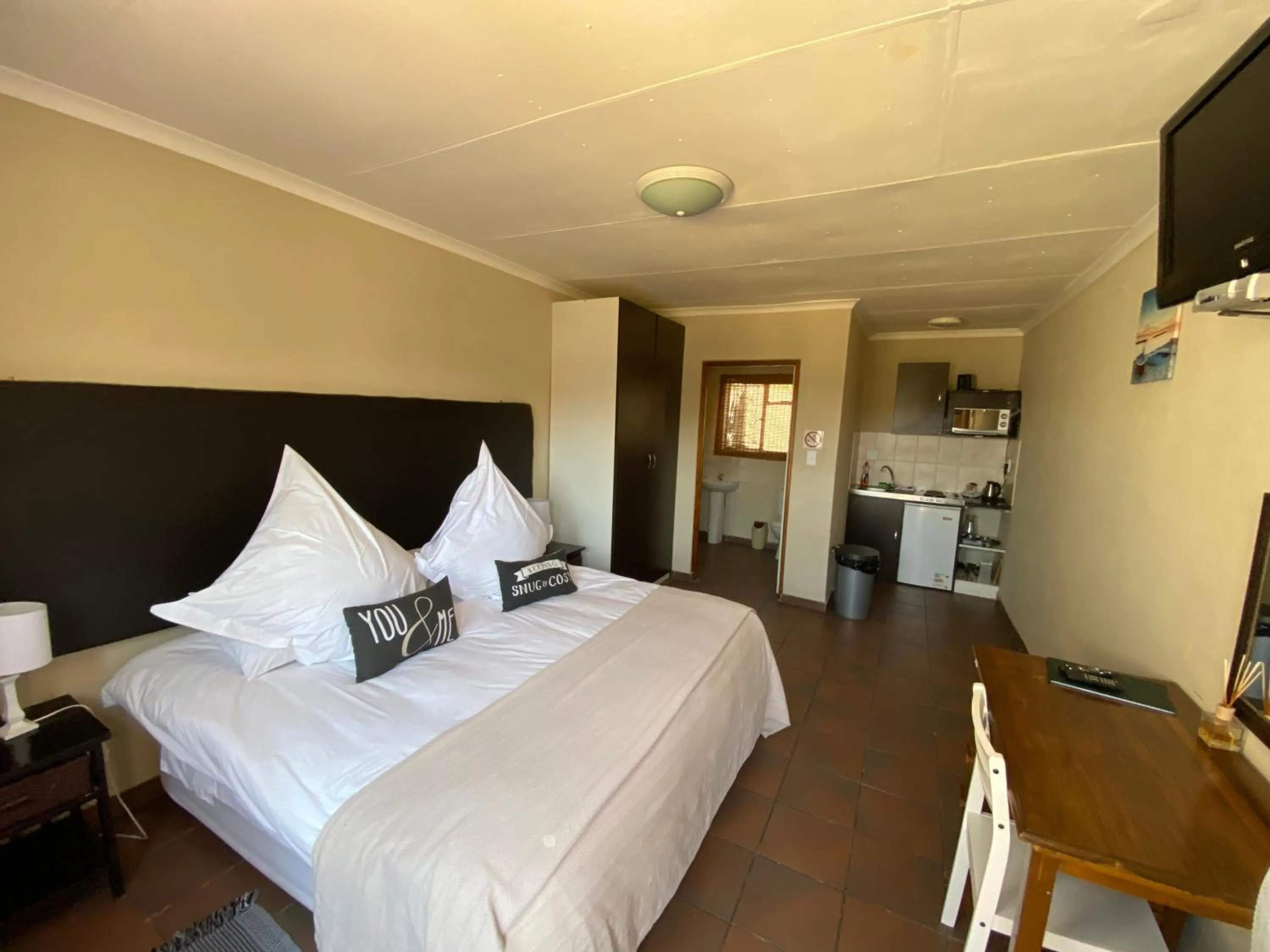 Bedroom, Bed in Lanseria Country Estate