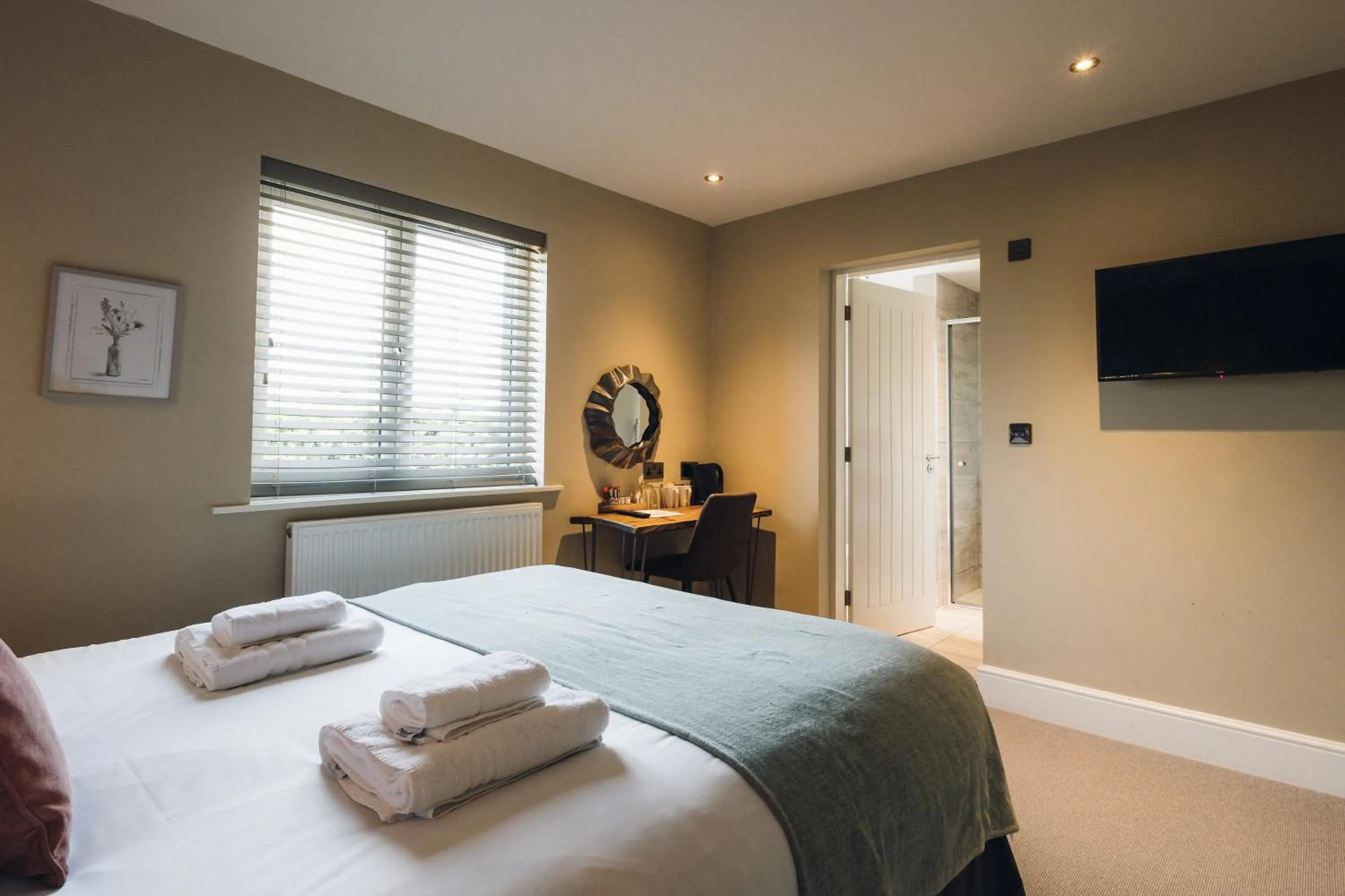 Bedroom, Bed in The Station Restaurant & Bar