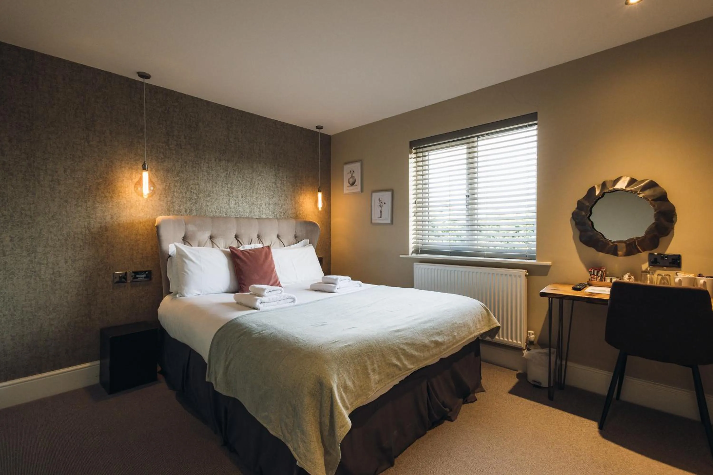 Bathroom, Bed in The Station Restaurant & Bar