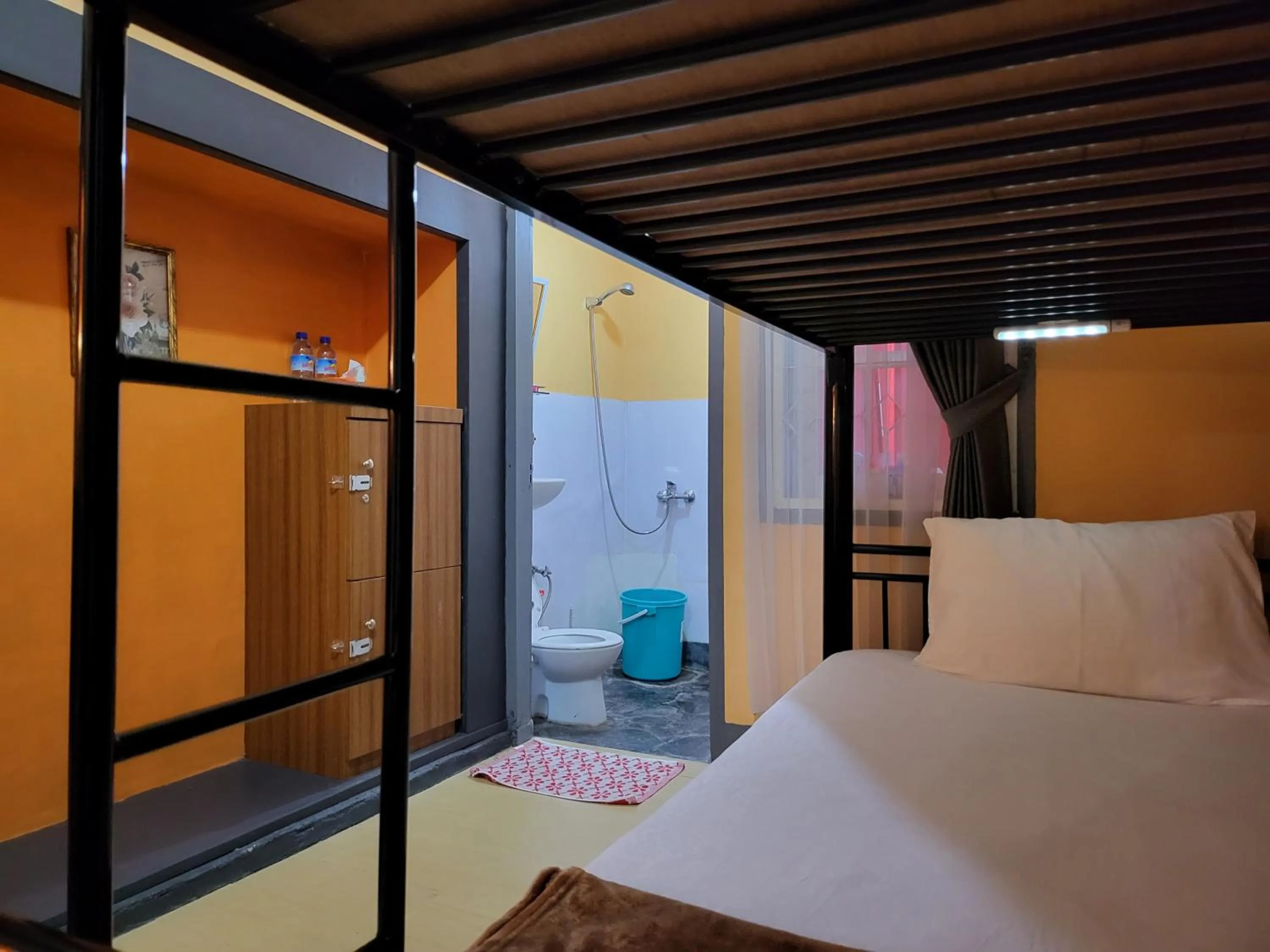 Bathroom, Bed in Dewi Sri Guesthouse