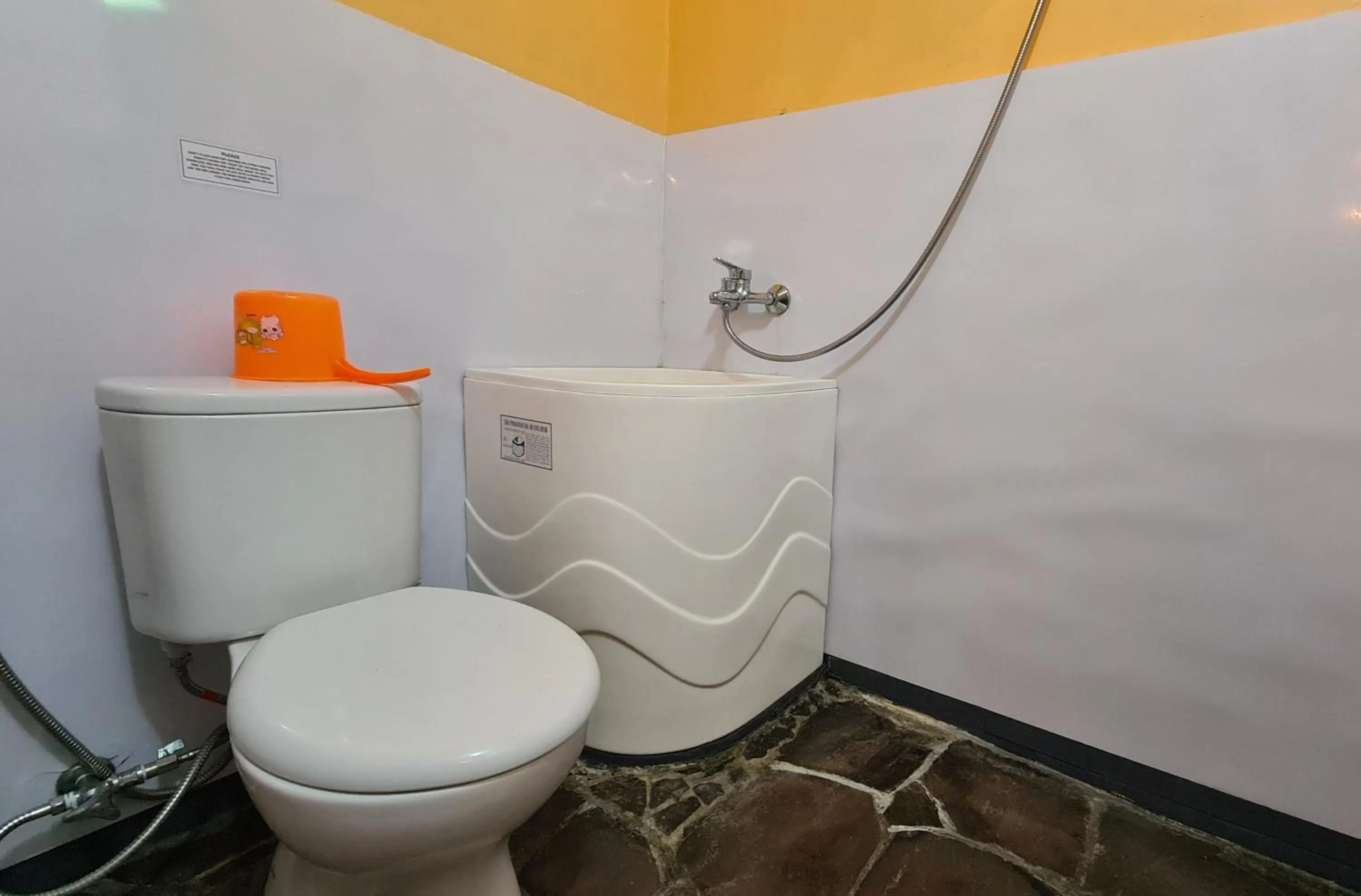 Bathroom in Dewi Sri Guesthouse