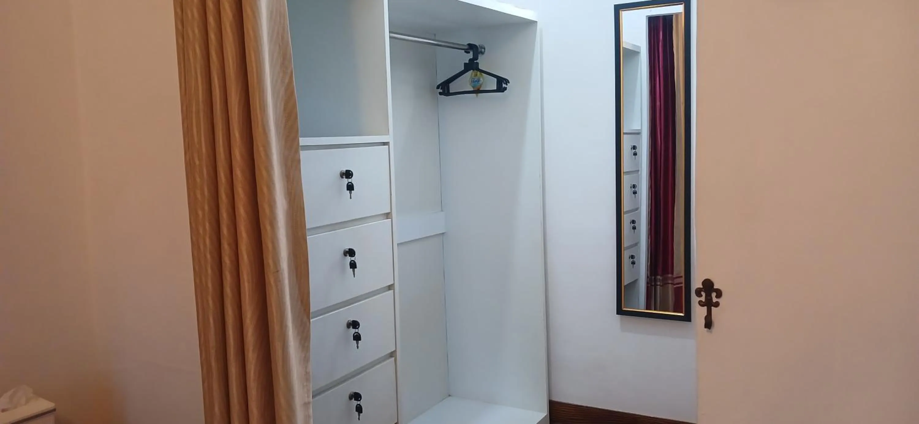 wardrobe in Dewi Sri Guesthouse
