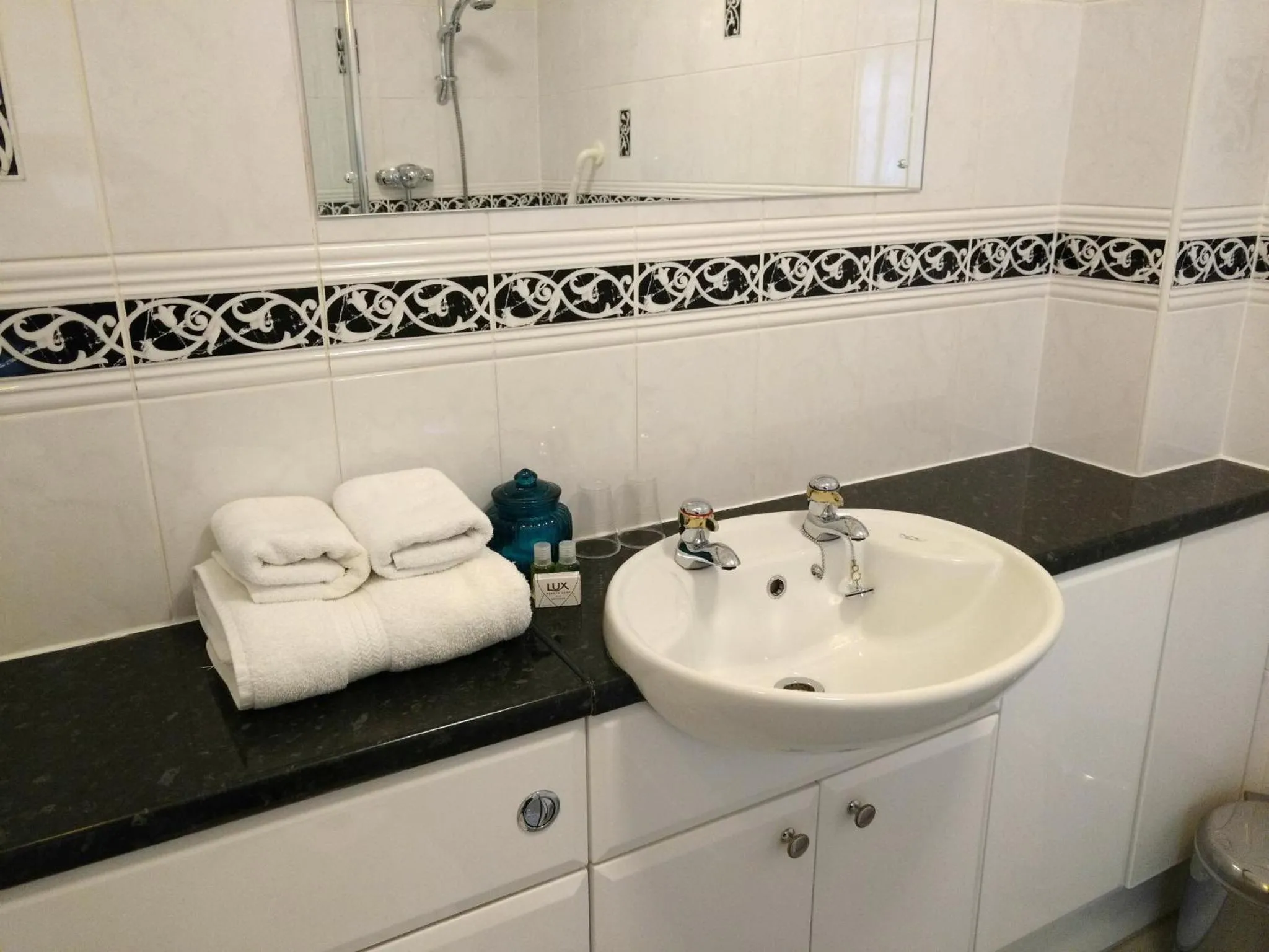 Four Poster with Sea View in Chough's Nest Hotel