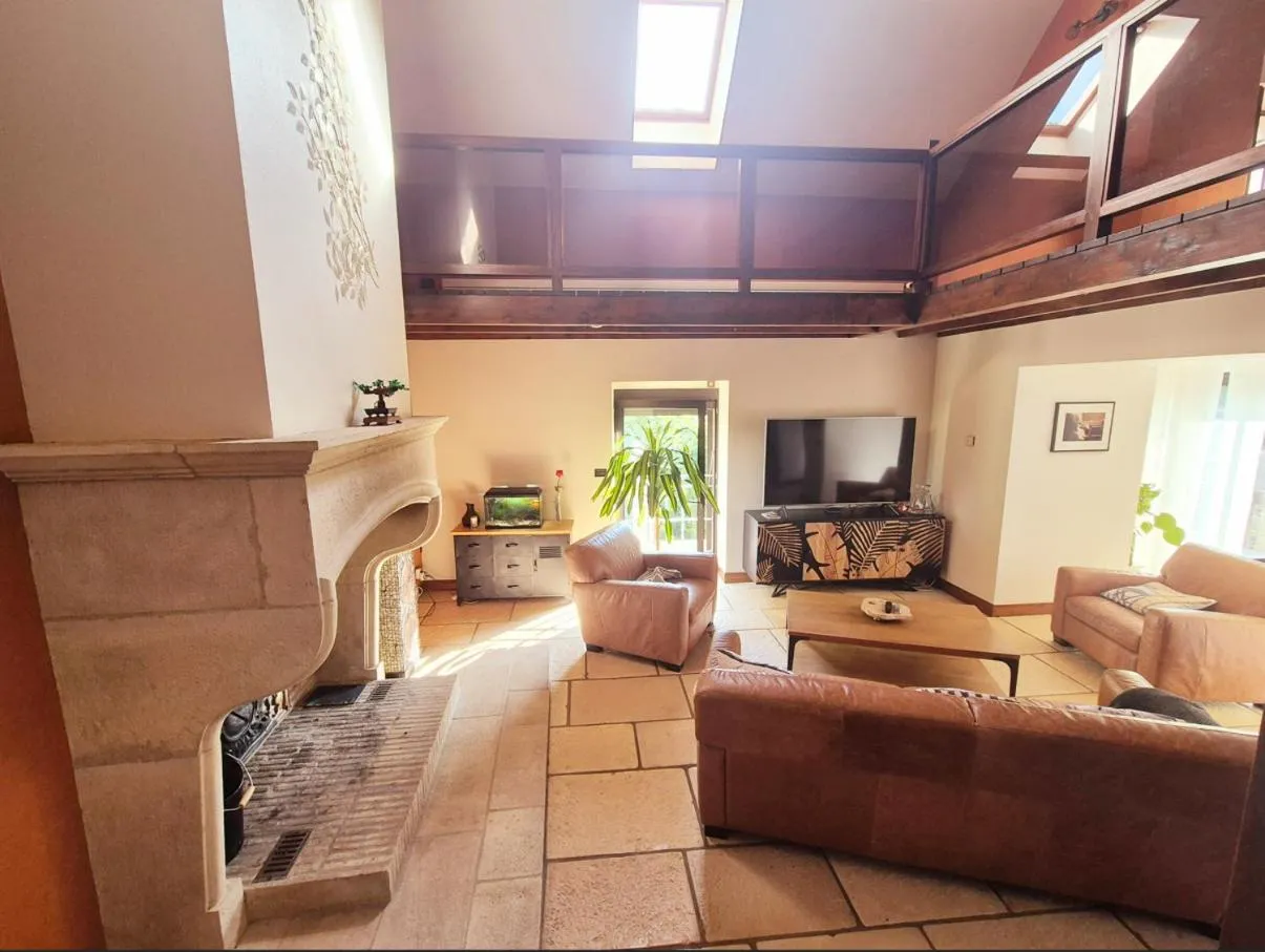 Communal lounge/ TV room in Au lavoir du Serein "L'Eventail"