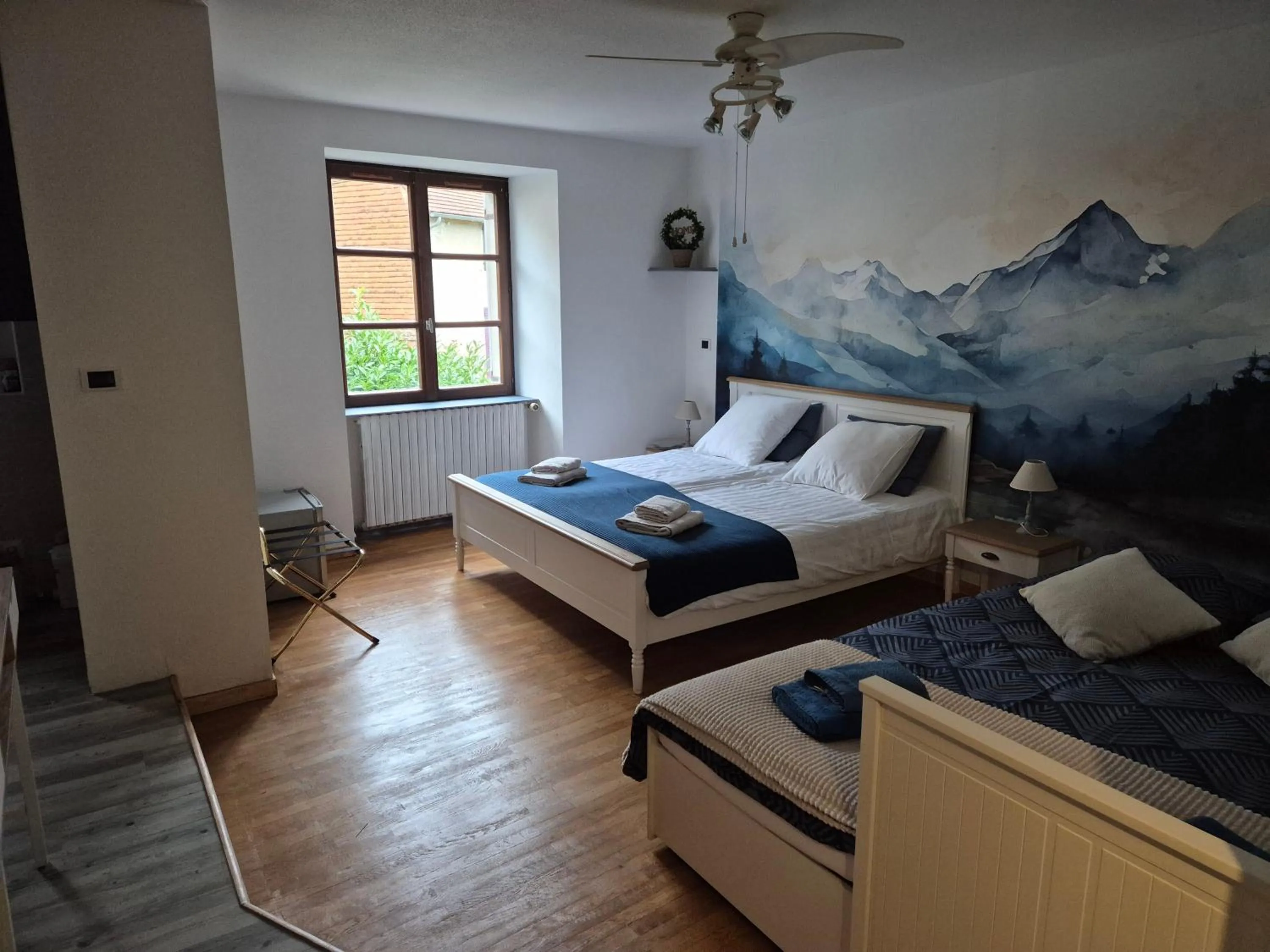 Photo of the whole room, Bed in Au lavoir du Serein "L'Eventail"