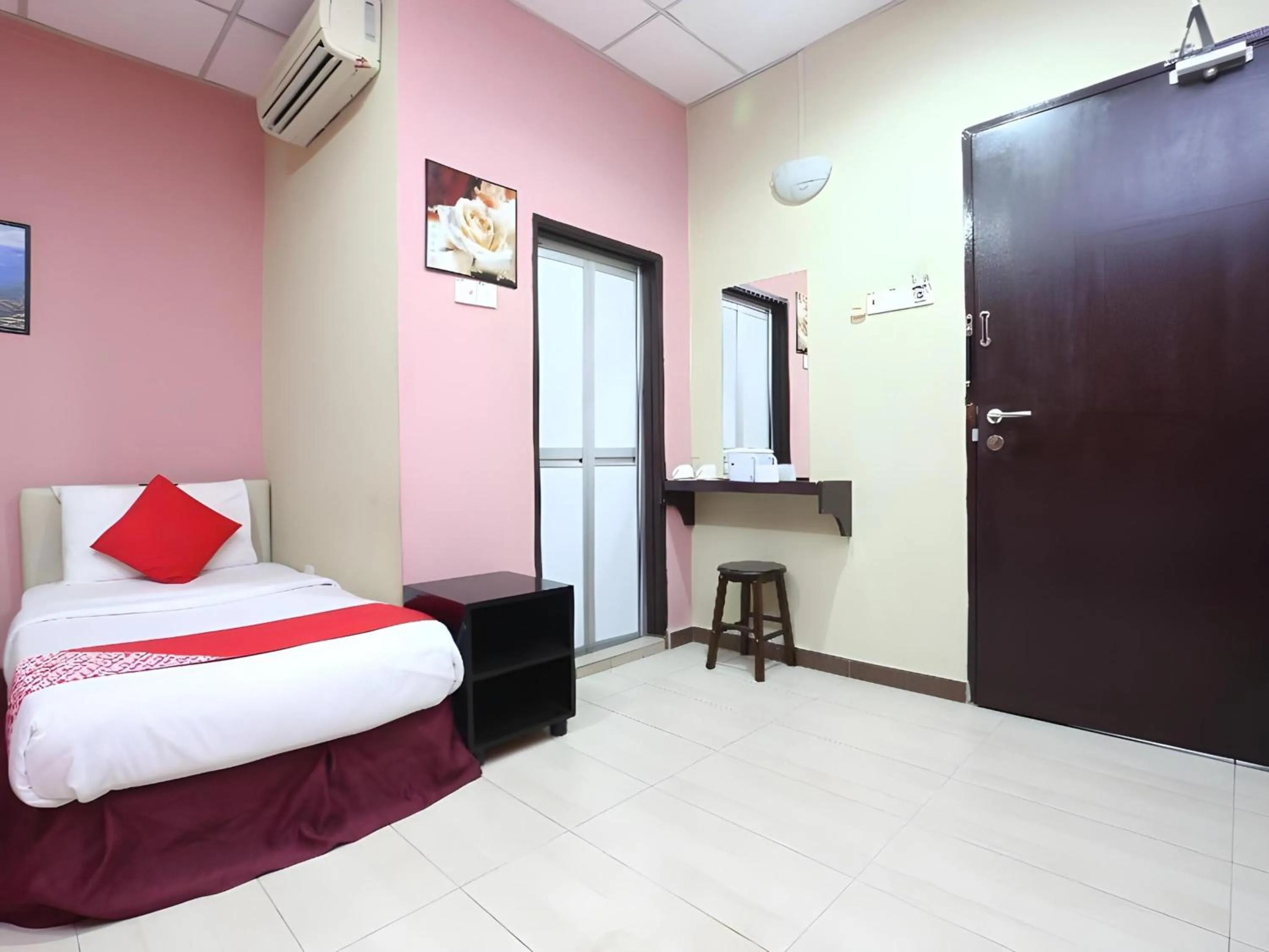 Photo of the whole room, Bed in Hotel O Destiny Riverside Hotel