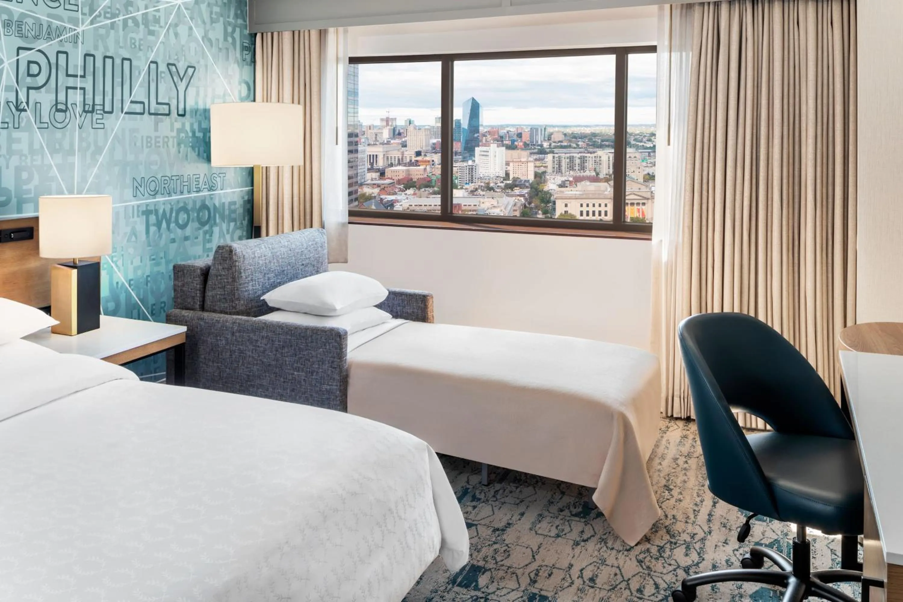 Photo of the whole room, Bed in Sheraton Philadelphia Downtown