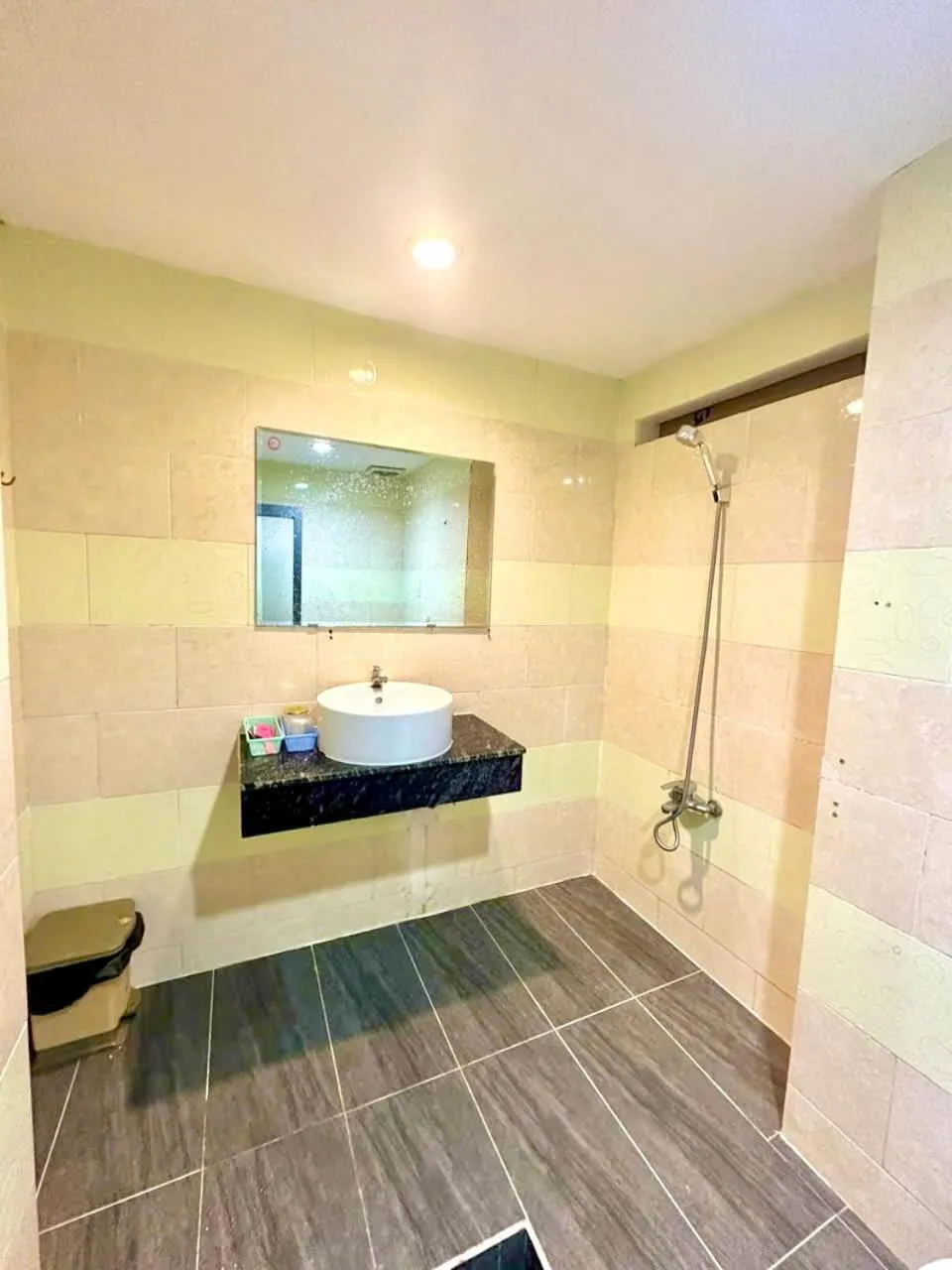 Toilet, Bed in Hoa My Hotel