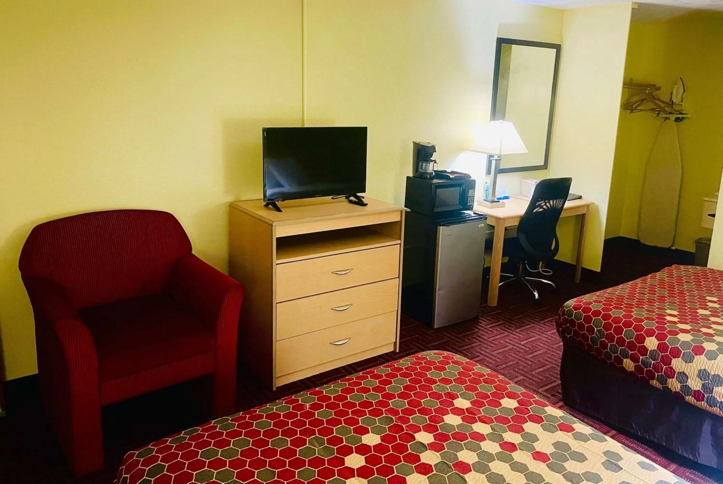 Photo of the whole room, Bed in Super 8 by Wyndham Gloucester