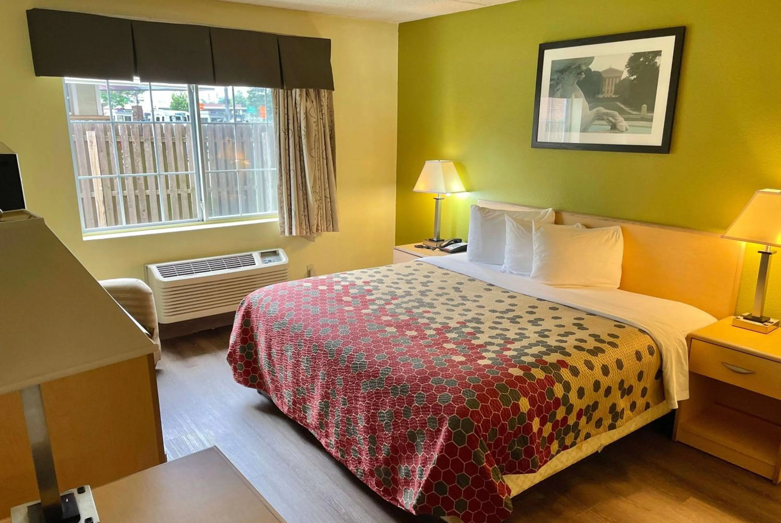 Photo of the whole room, Bed in Super 8 by Wyndham Gloucester