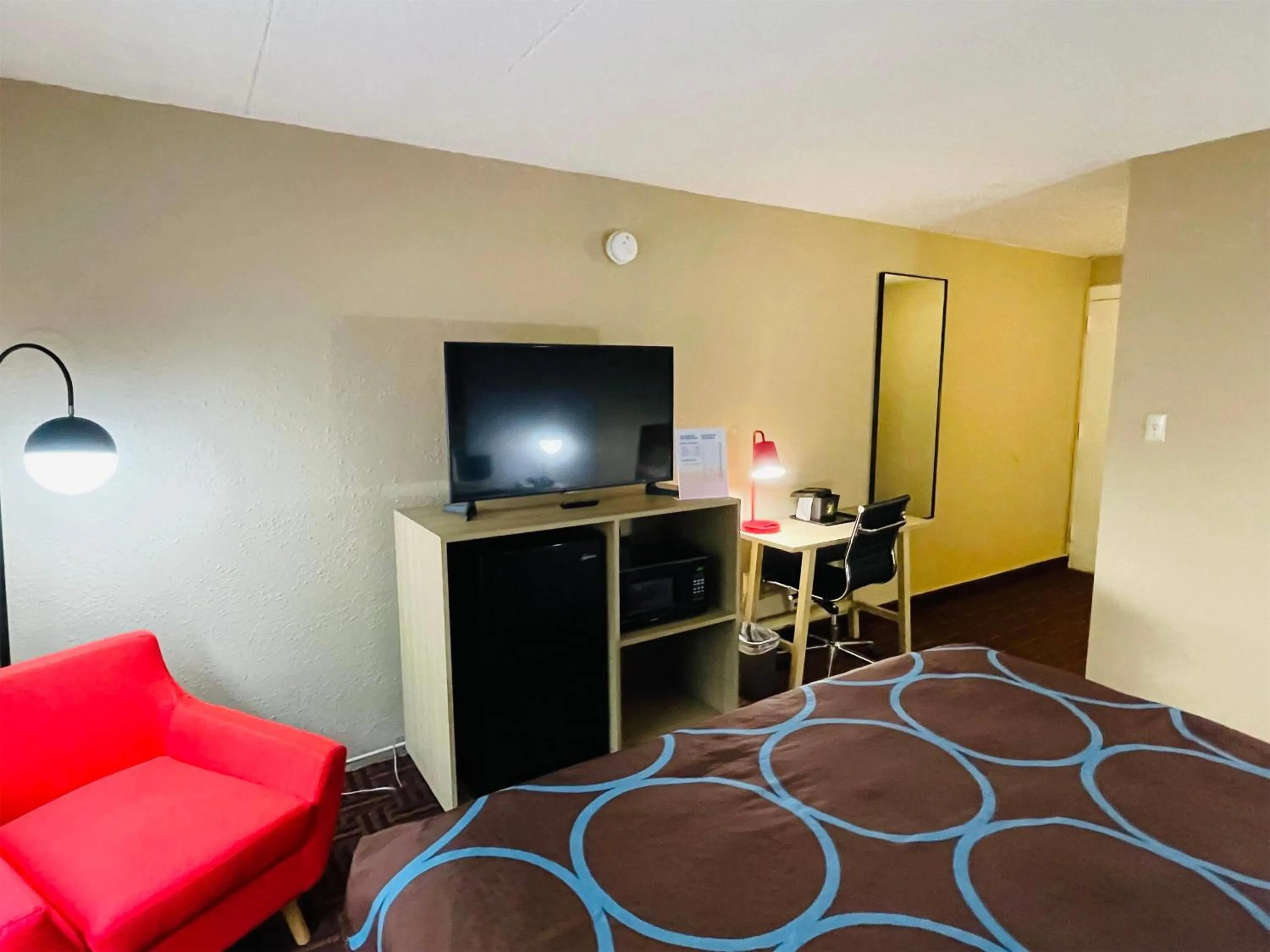 Photo of the whole room, Bed in Super 8 by Wyndham Gloucester