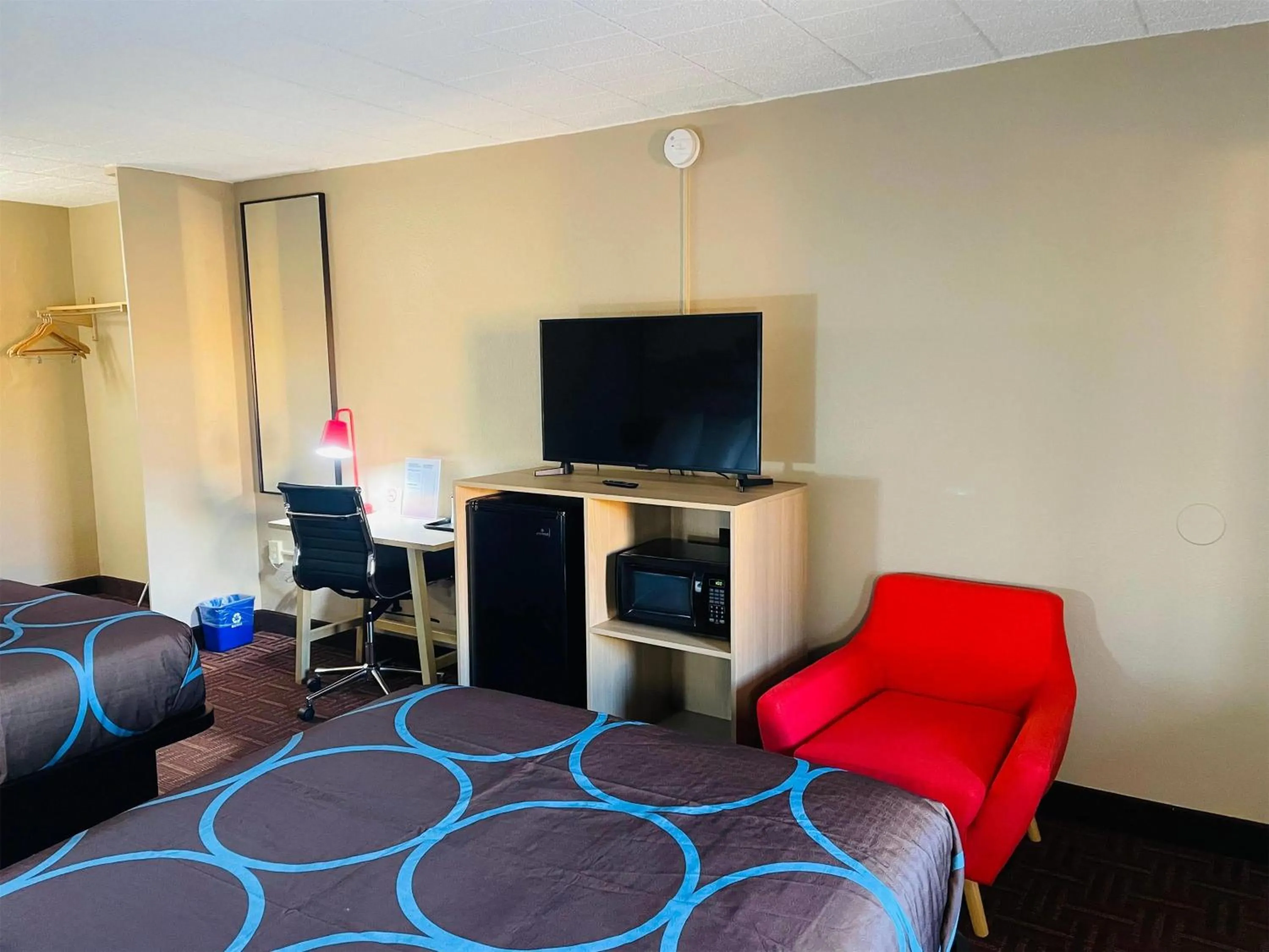 Photo of the whole room, Bed in Super 8 by Wyndham Gloucester