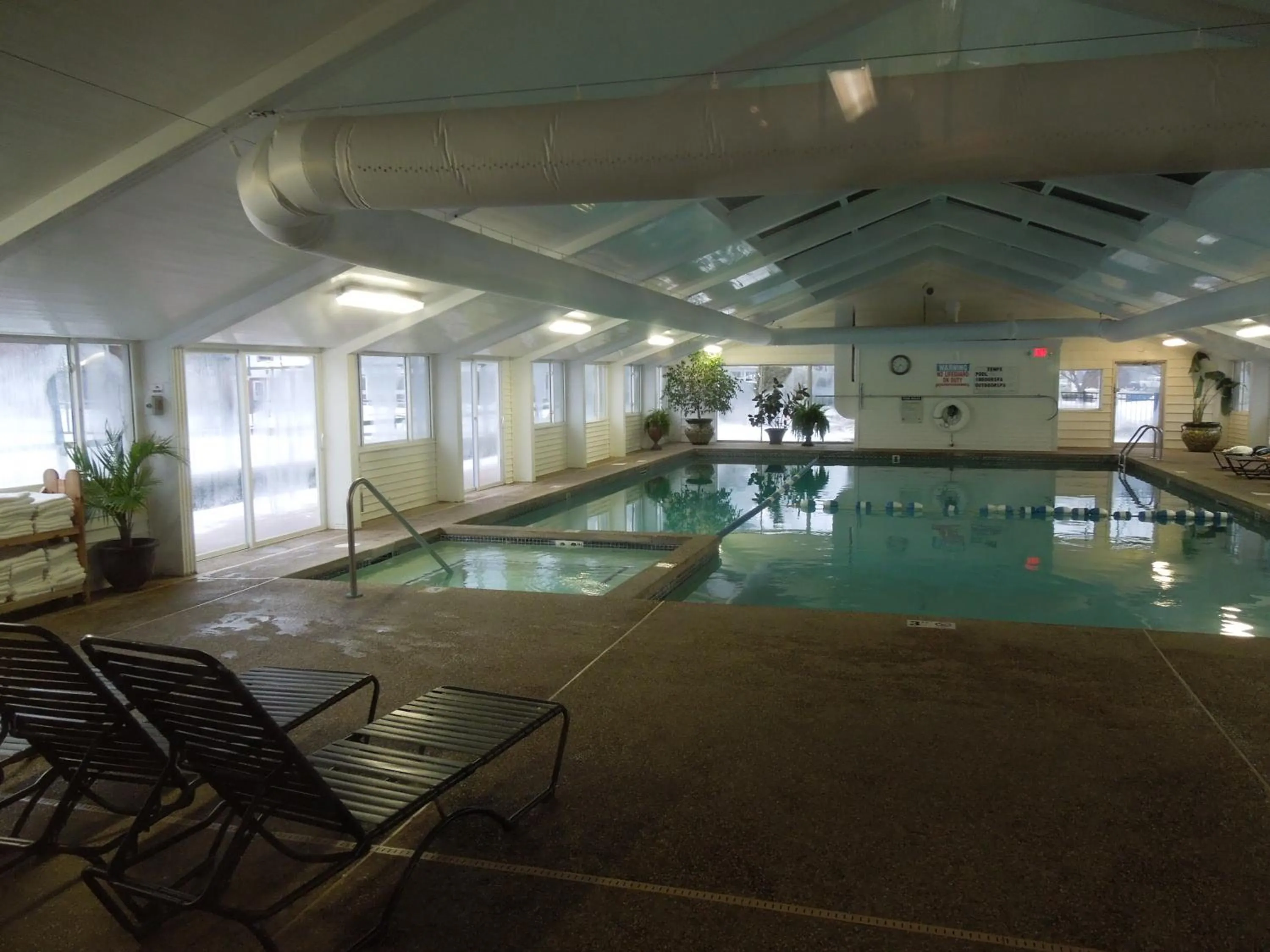 Swimming pool in Eastern Slope Inn Resort