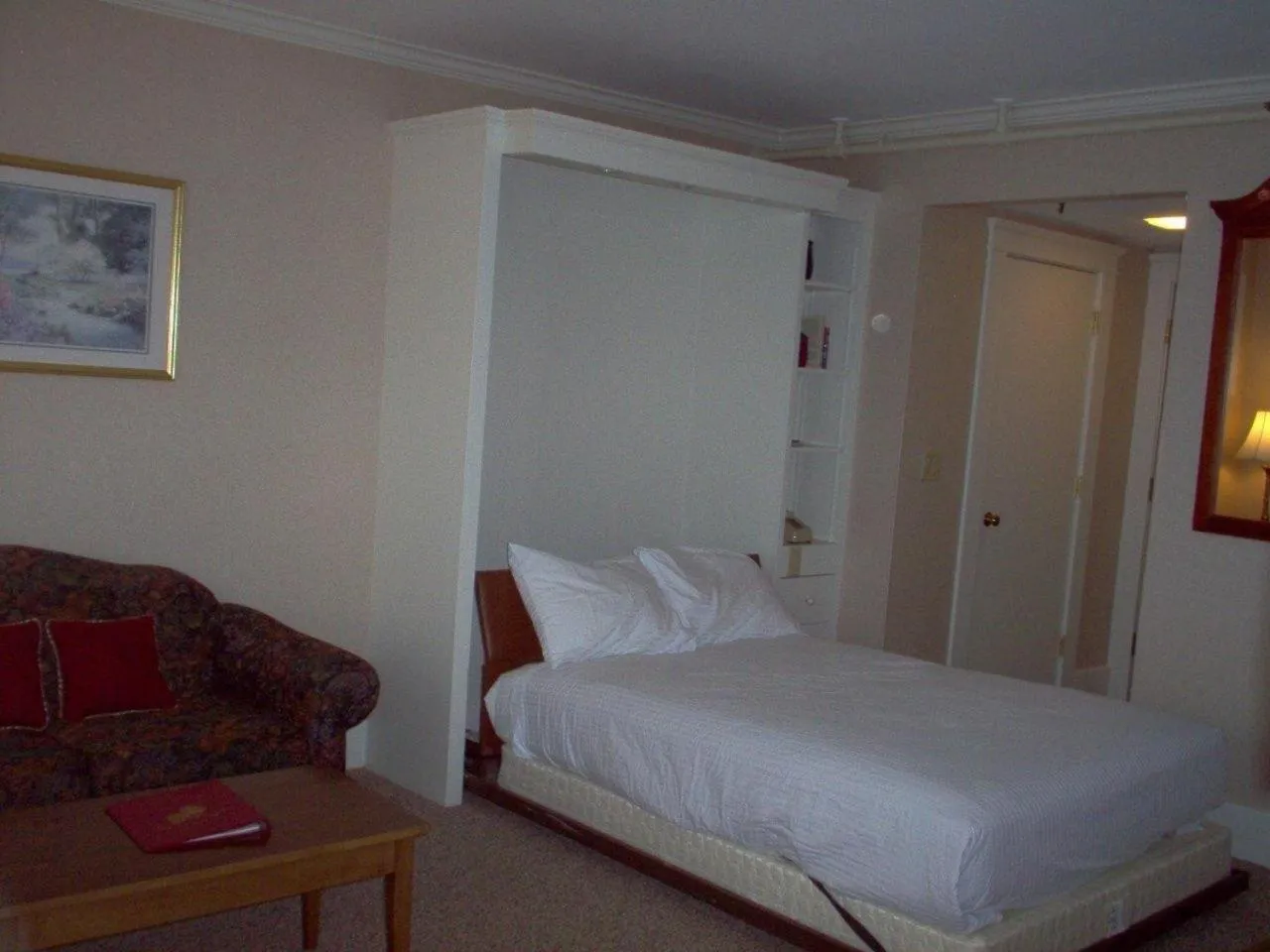 Bed in Eastern Slope Inn Resort
