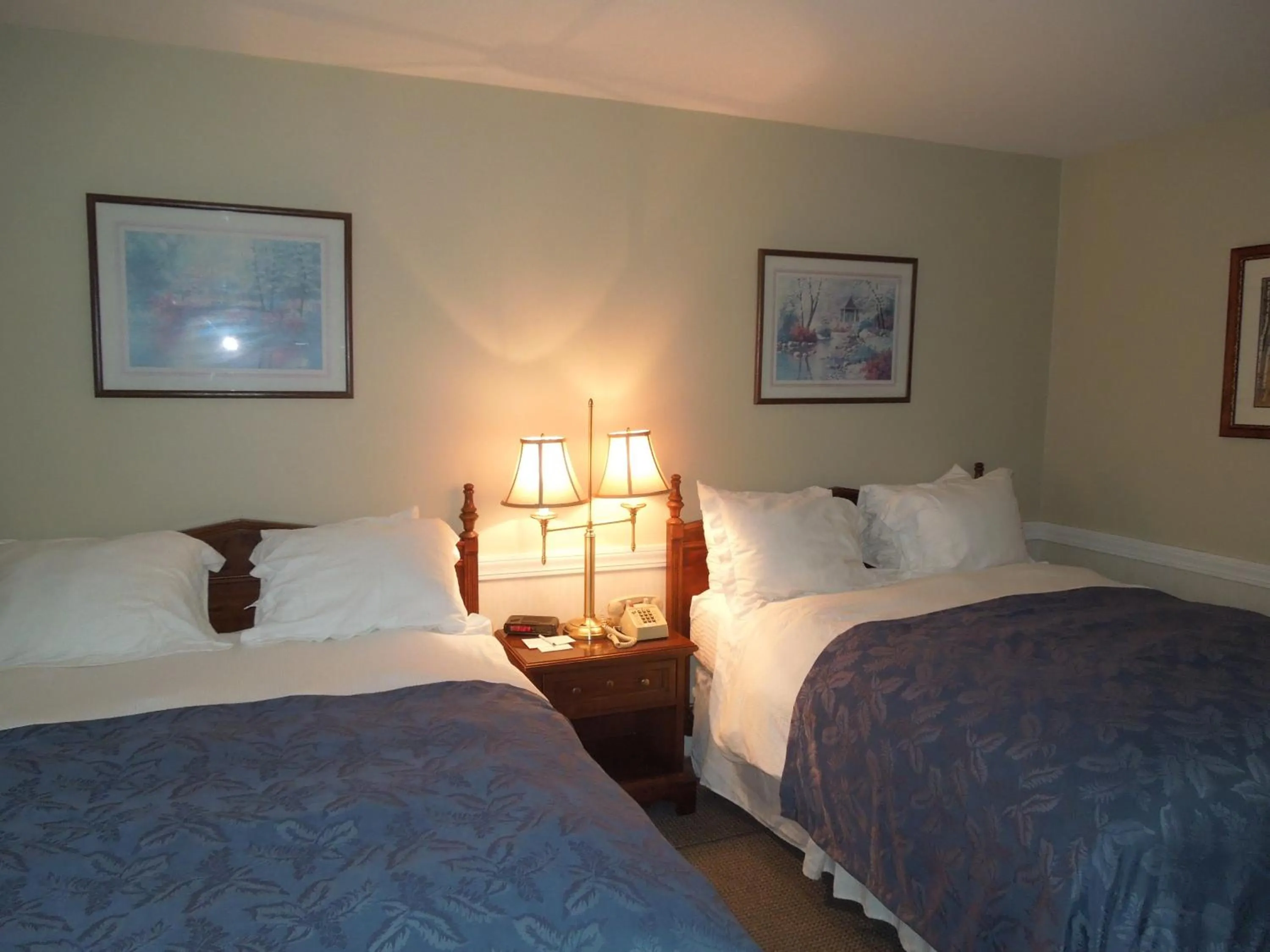 Bed in Eastern Slope Inn Resort