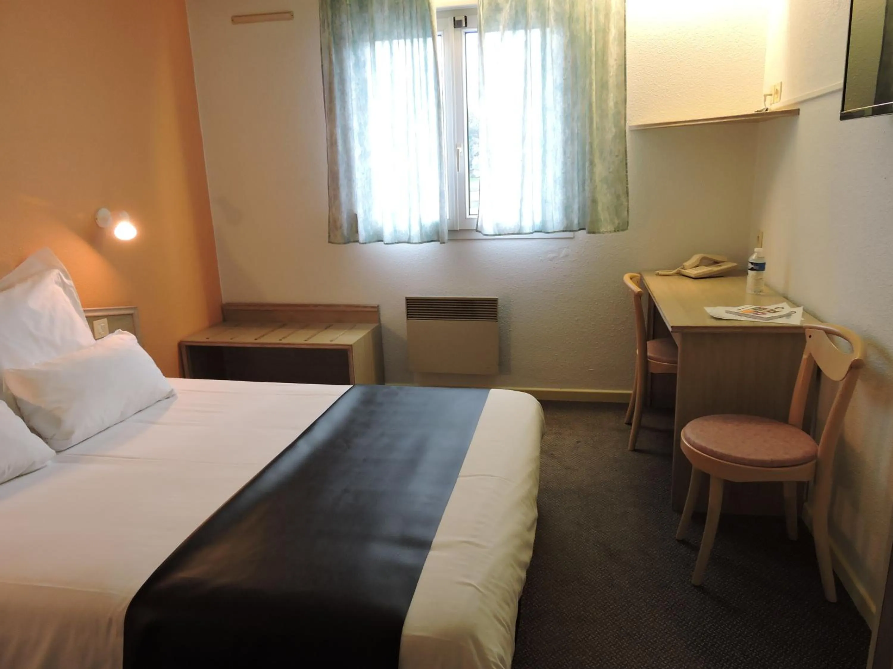 Bedroom, Bed in Hotel le Foron