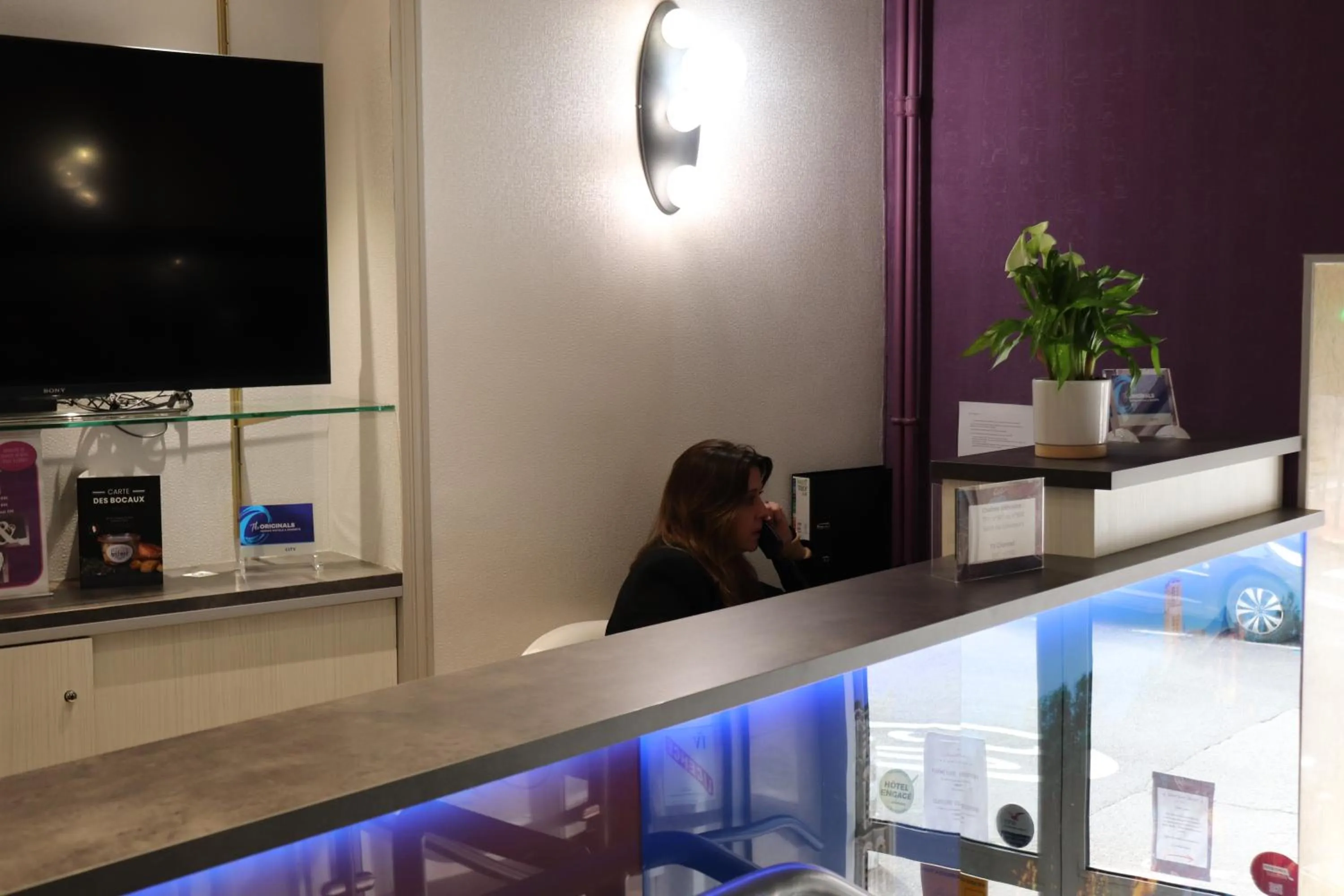 Lobby or reception in The Originals City - Hôtel Saint-Martial, Limoges Centre